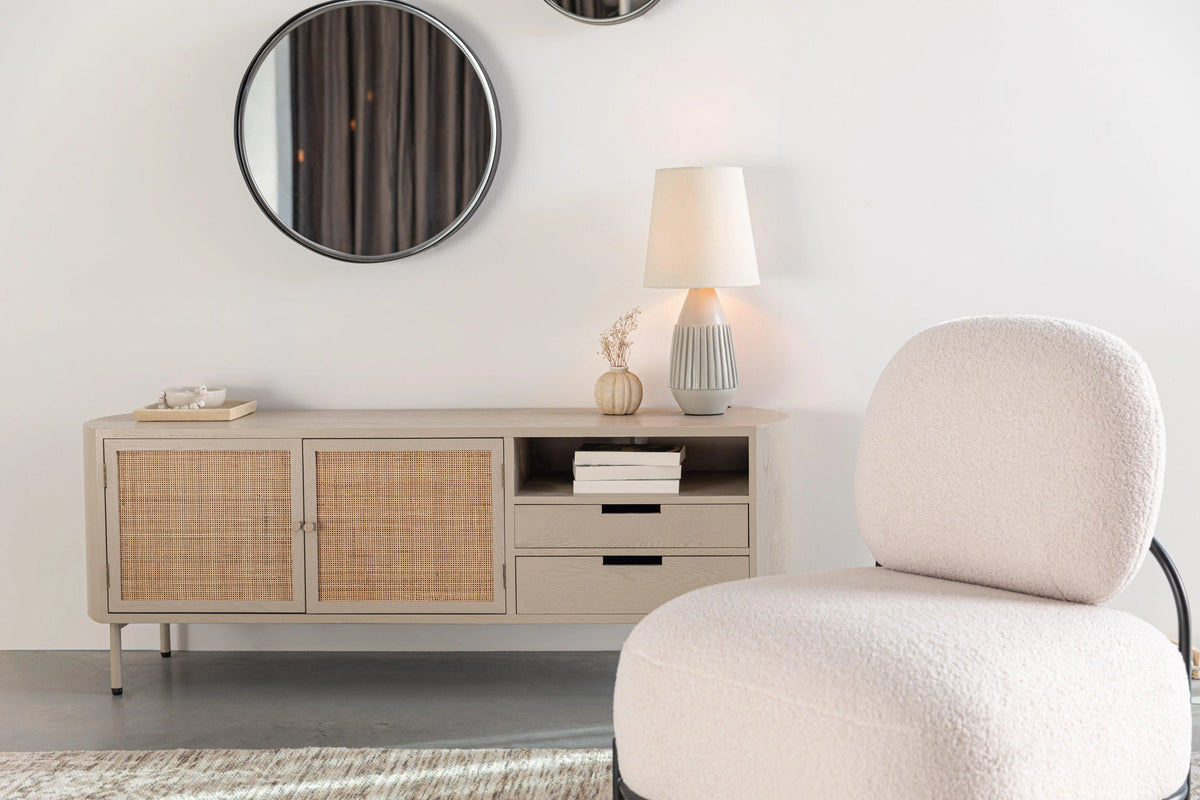 Wnętrze w stylu boho z designerskimi meblami i dodatkami