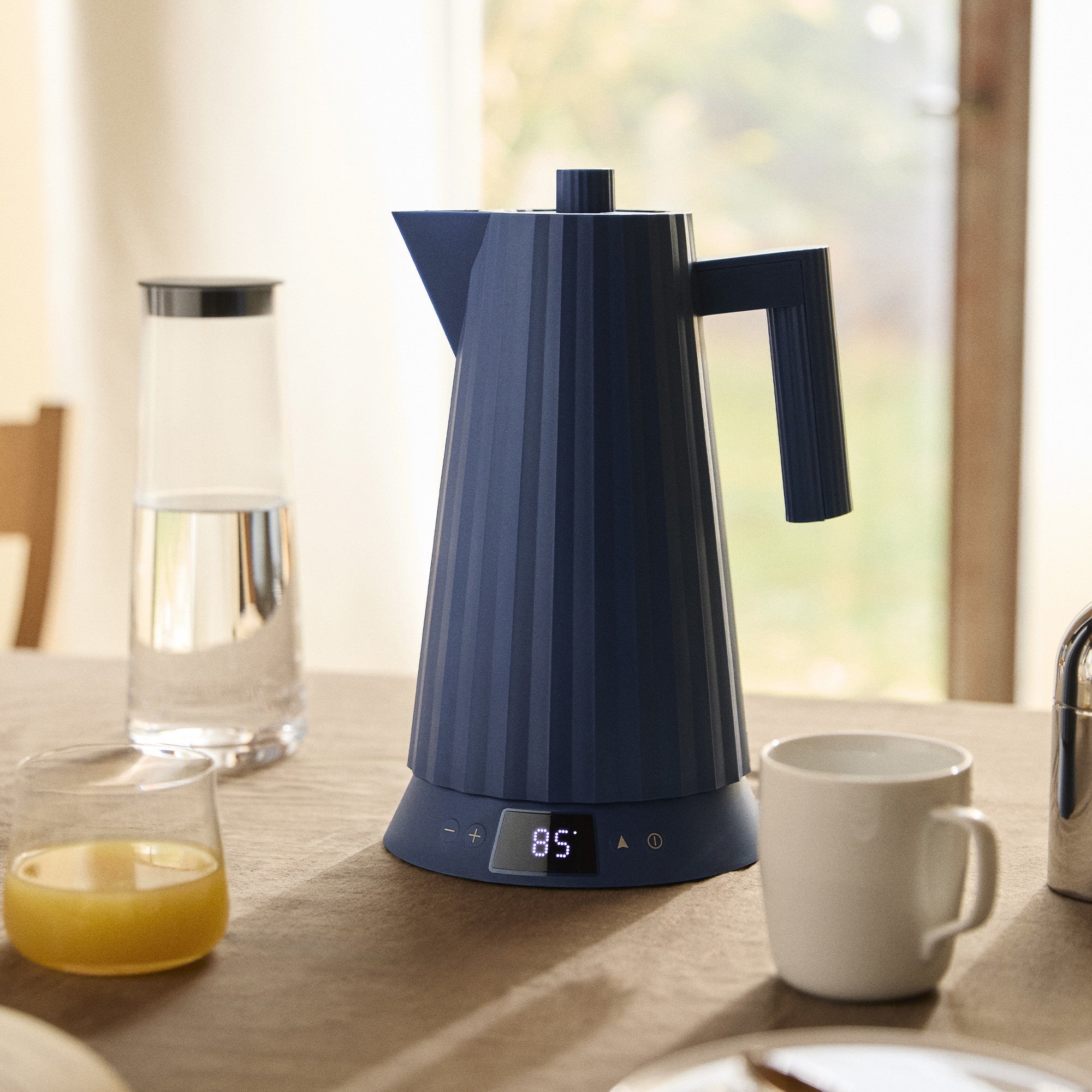 Electric kettle with temperature control PLISSÉ blue
