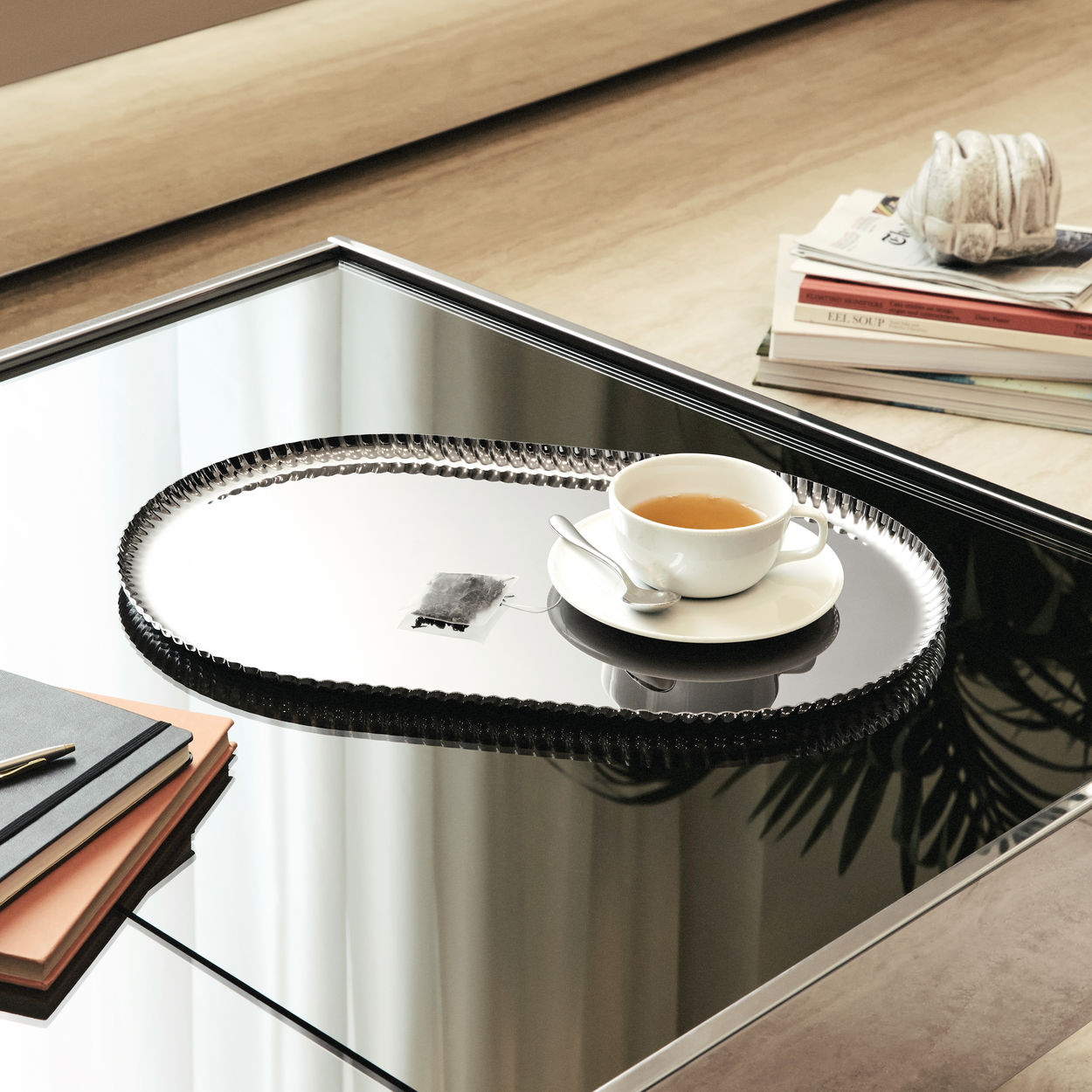 Taca PLEATS czarna stal – Alessi
