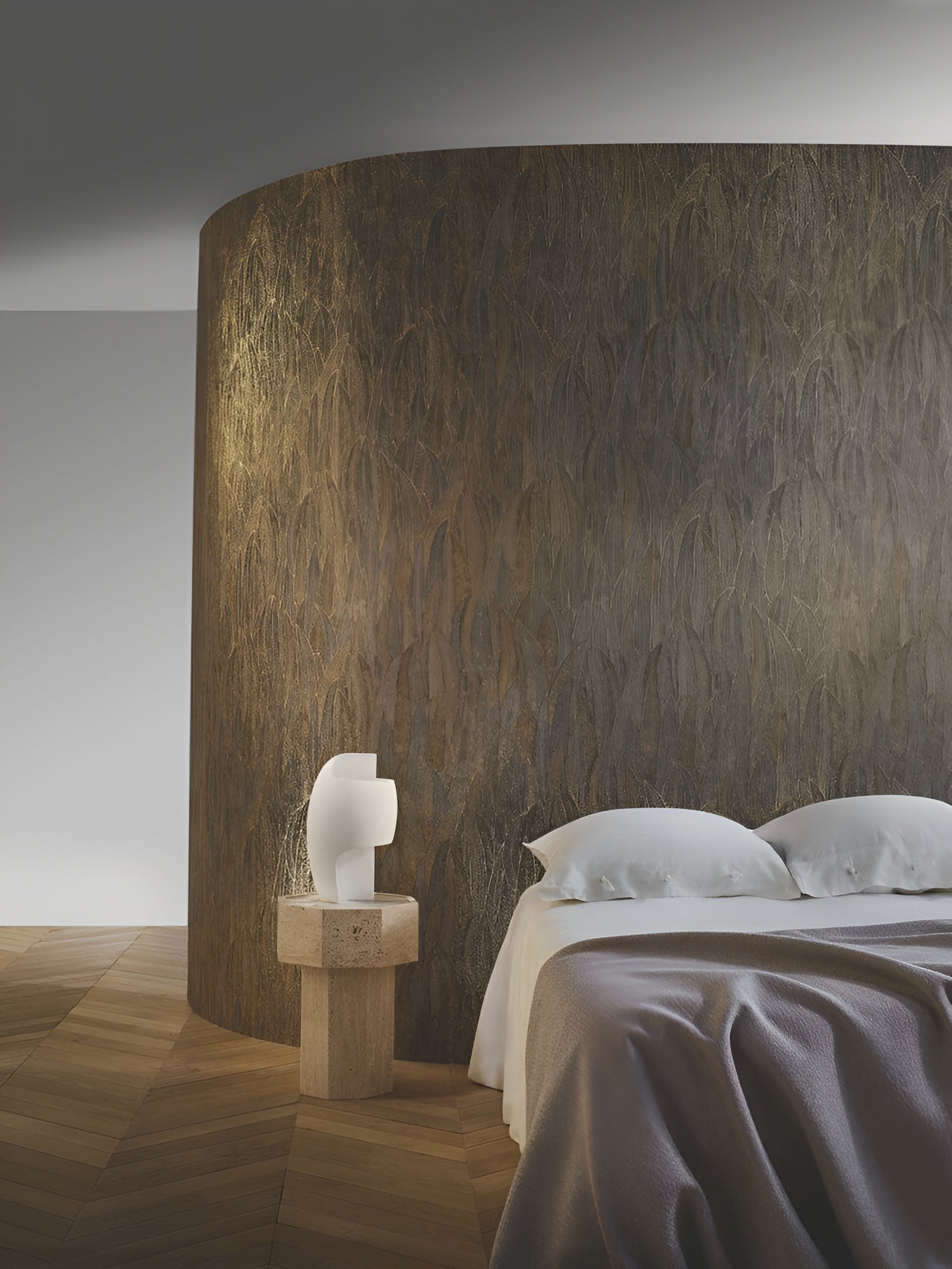 Metalen behang met eucalyptusbladmotief CINEREA - ANTHRACITE/DORÉ antraciet met goud