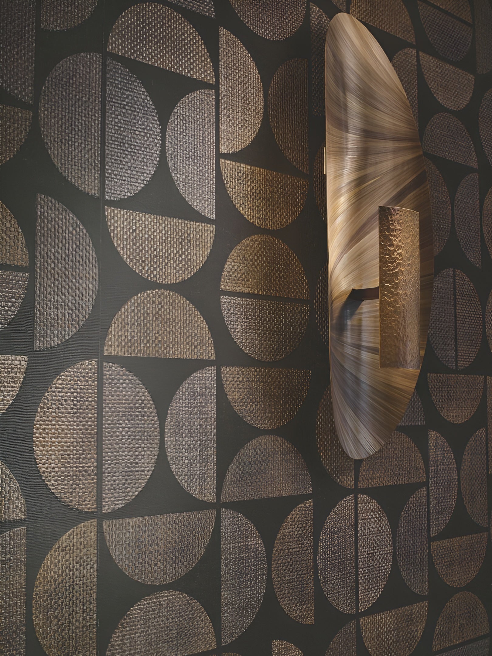 Structuurtapijt dat raffia imiteert met geometrisch patroon DUALIS - AMANDE DOUCE amandel