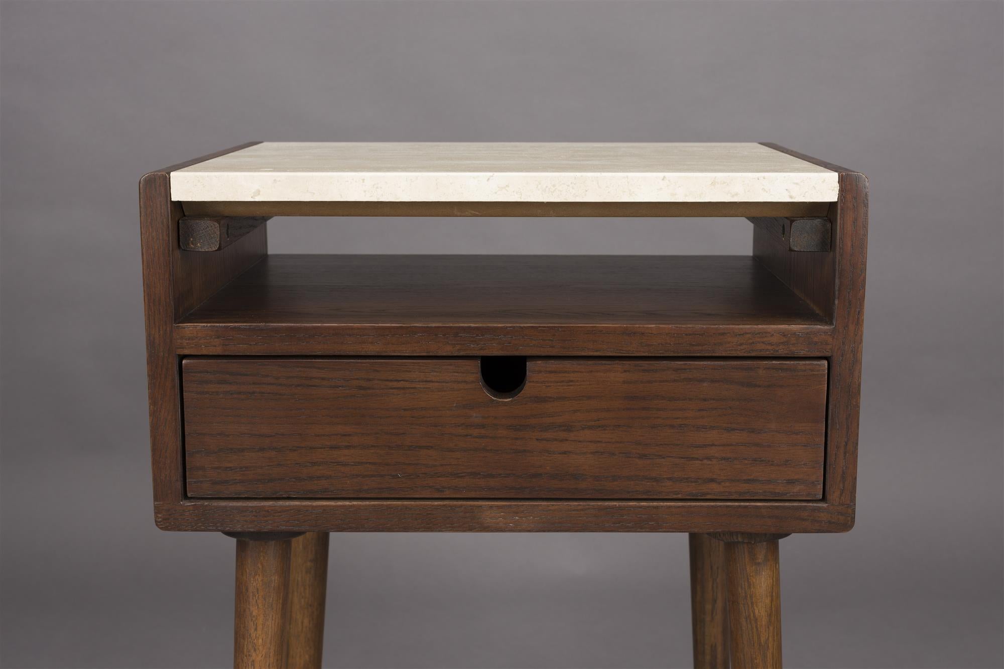 Arda Sondence Cremes Händler mit Eichenholz