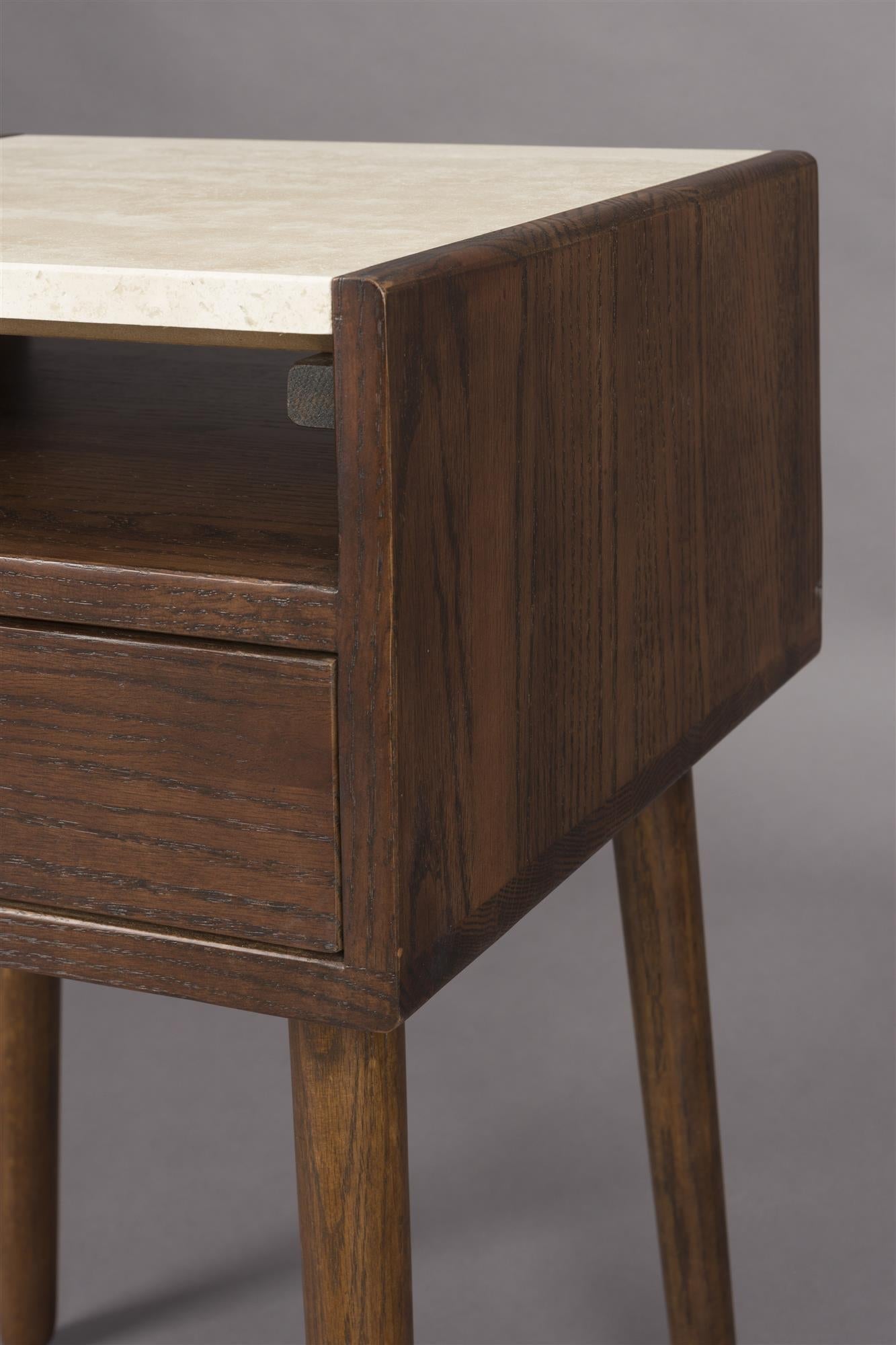 Arda Sondence Cremes Händler mit Eichenholz