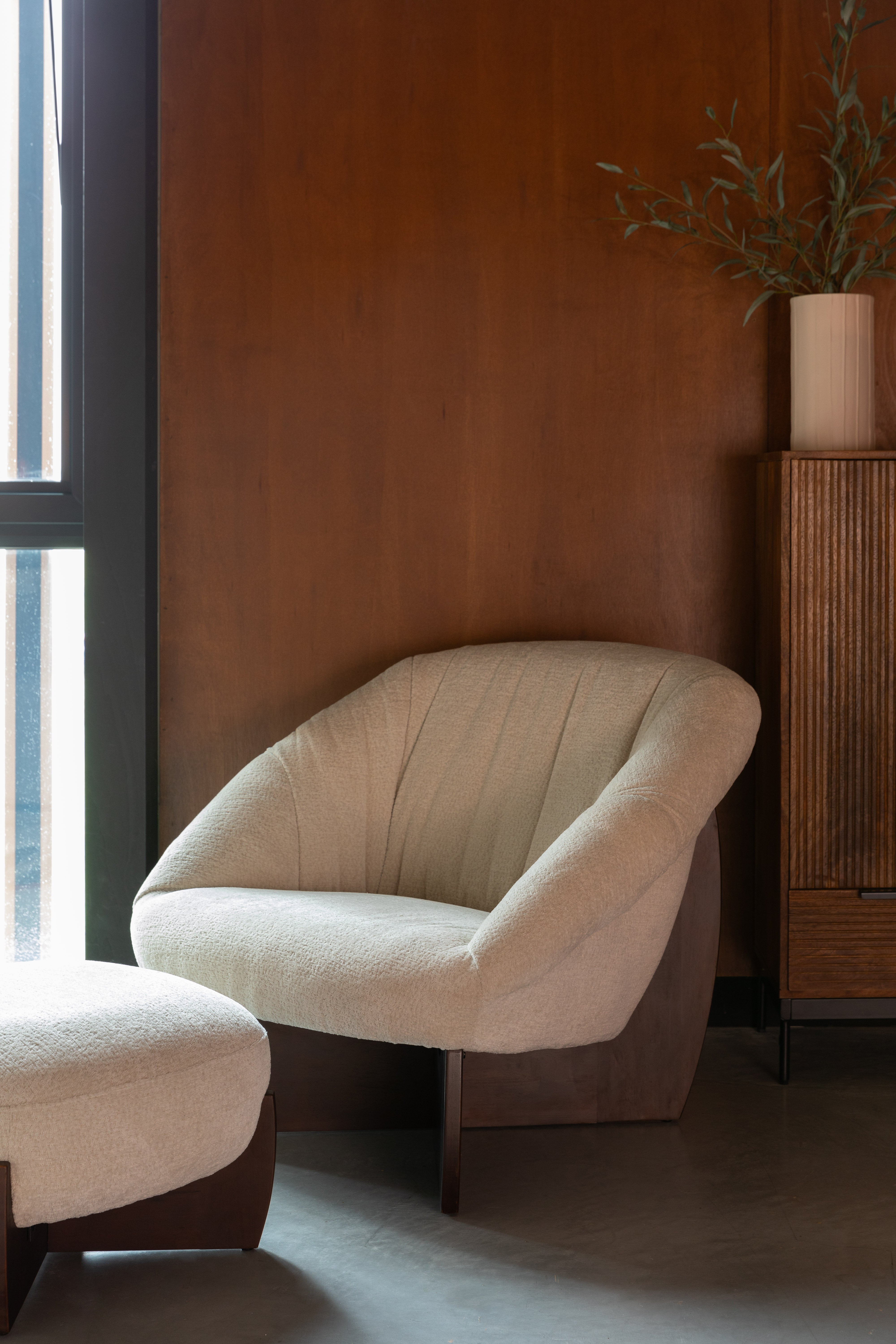 Beige EMILIUS fauteuil met houten basis