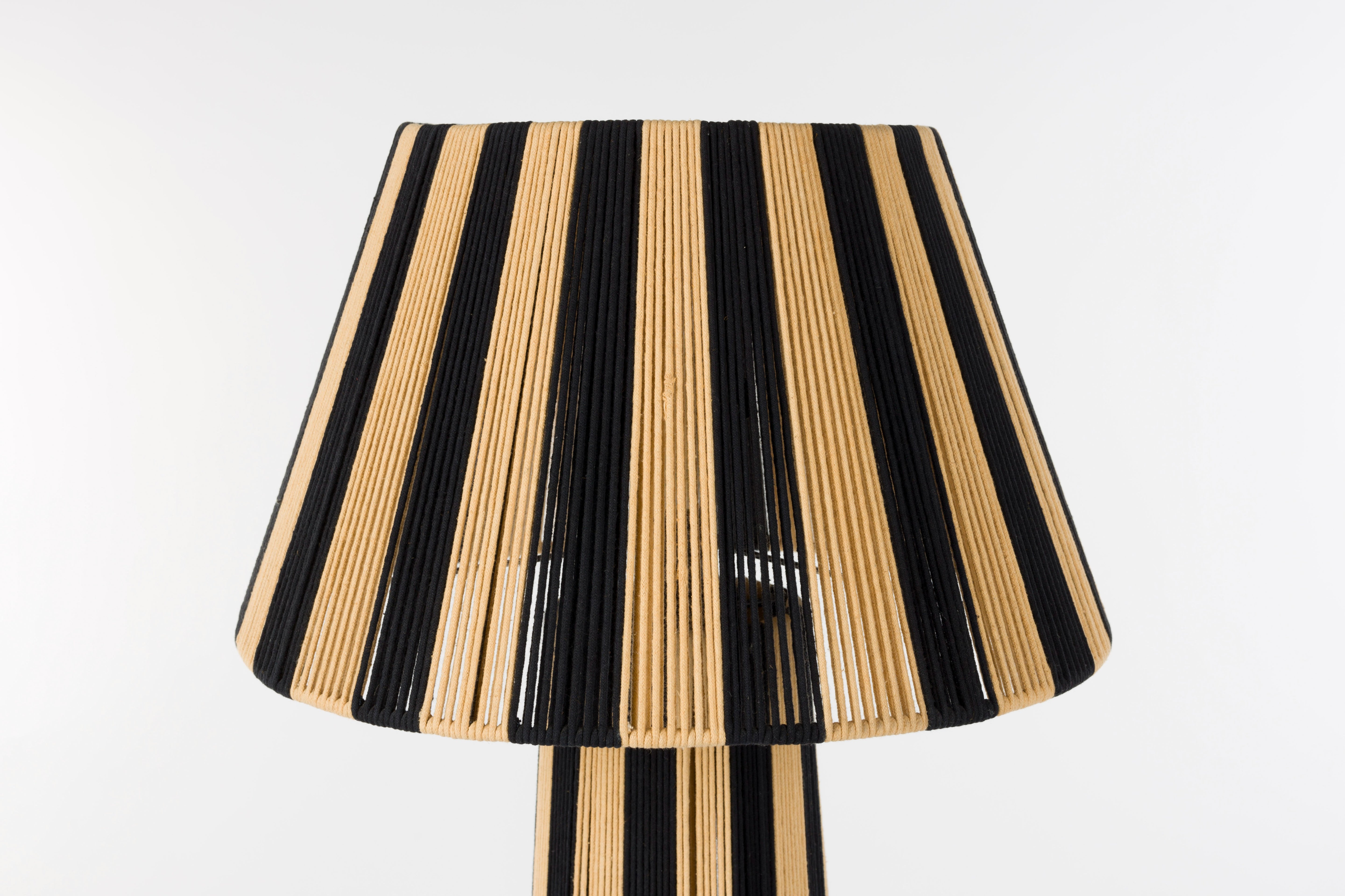 Vloerlamp STRIPE IT UP lichtbruin met zwart