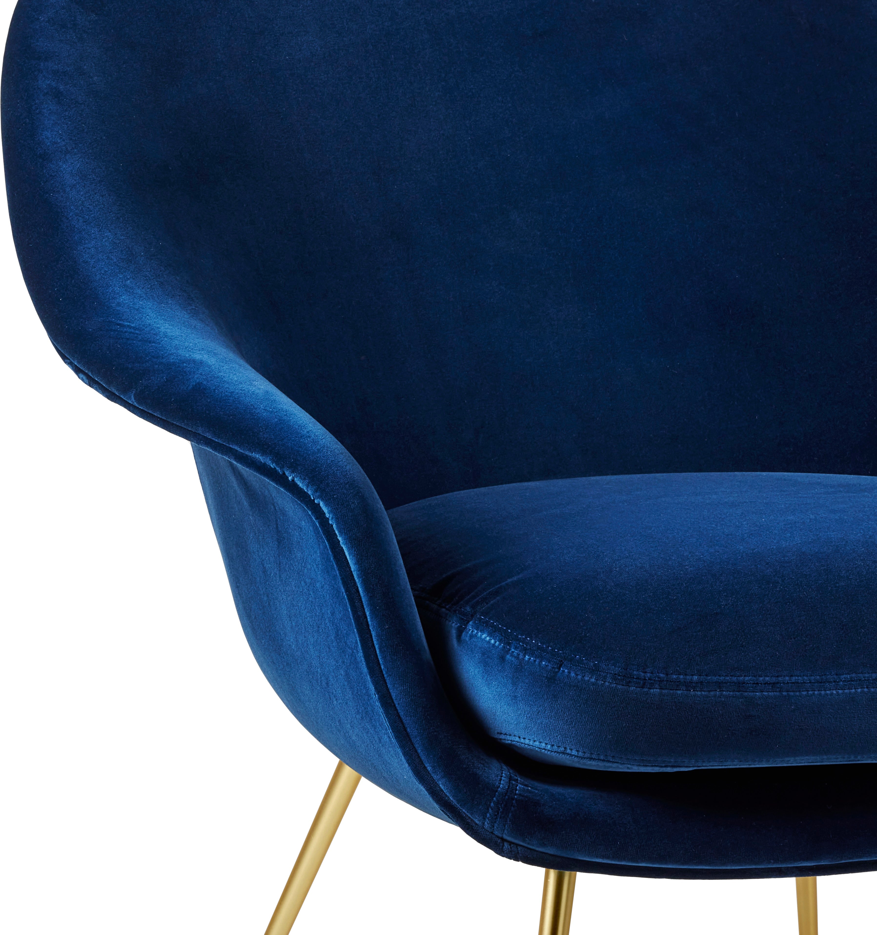 Fauteuil BAT gestoffeerd met een gouden basis