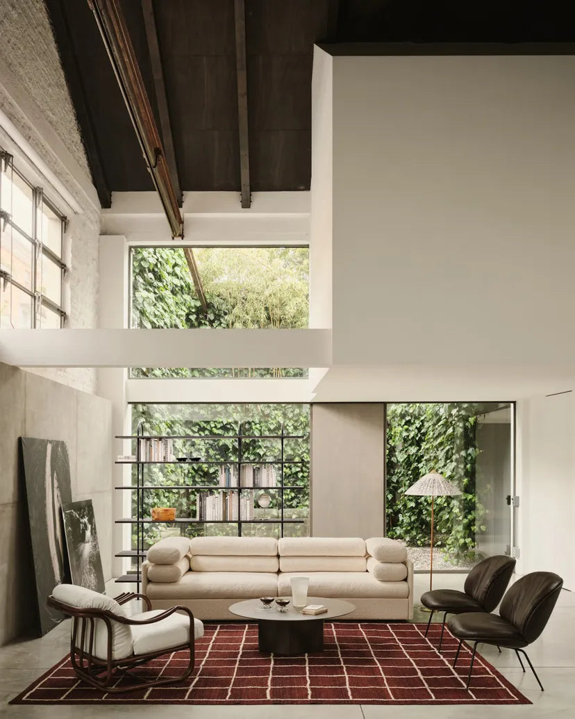 BEETLE SOFT fauteuil gestoffeerd met zwarte basis