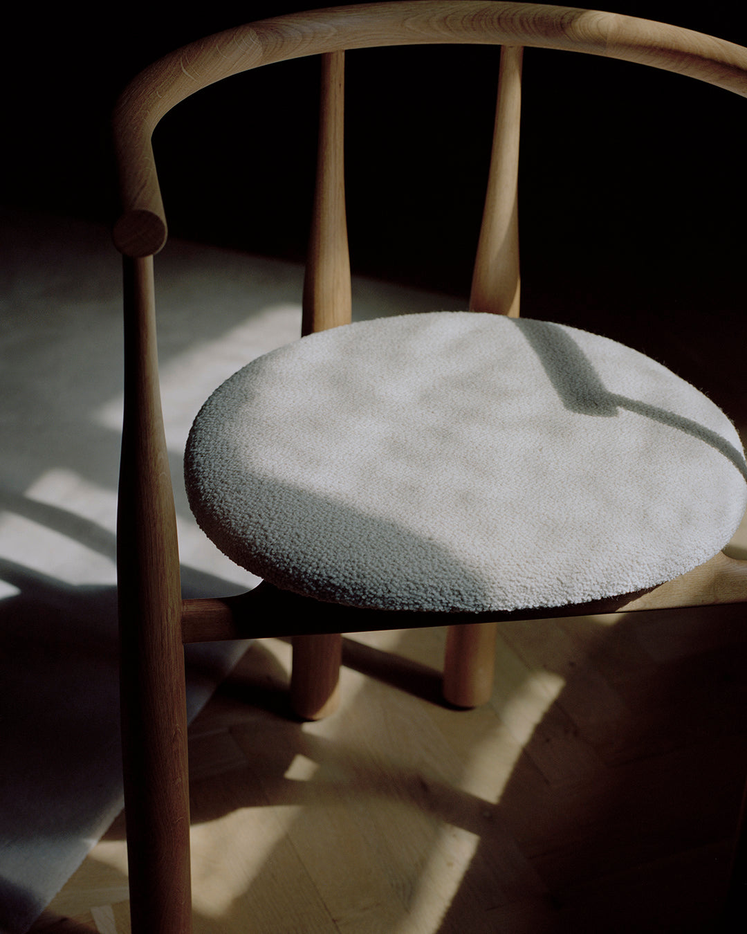 Bukowski -Stuhl mit einer Eichenbasis gepolstert