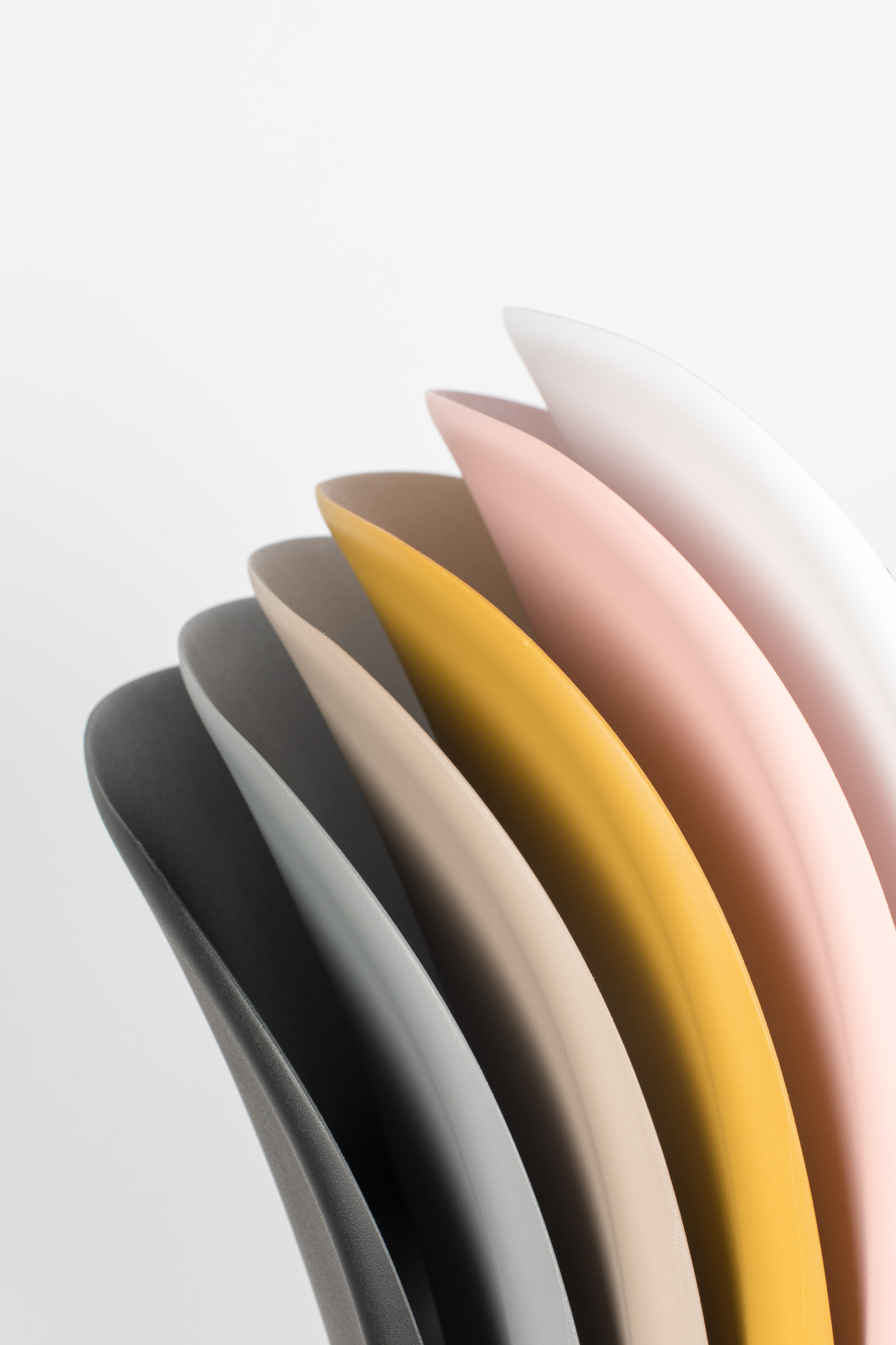 Stapel Ochra -Stuhl mit einer schwarzen Basis