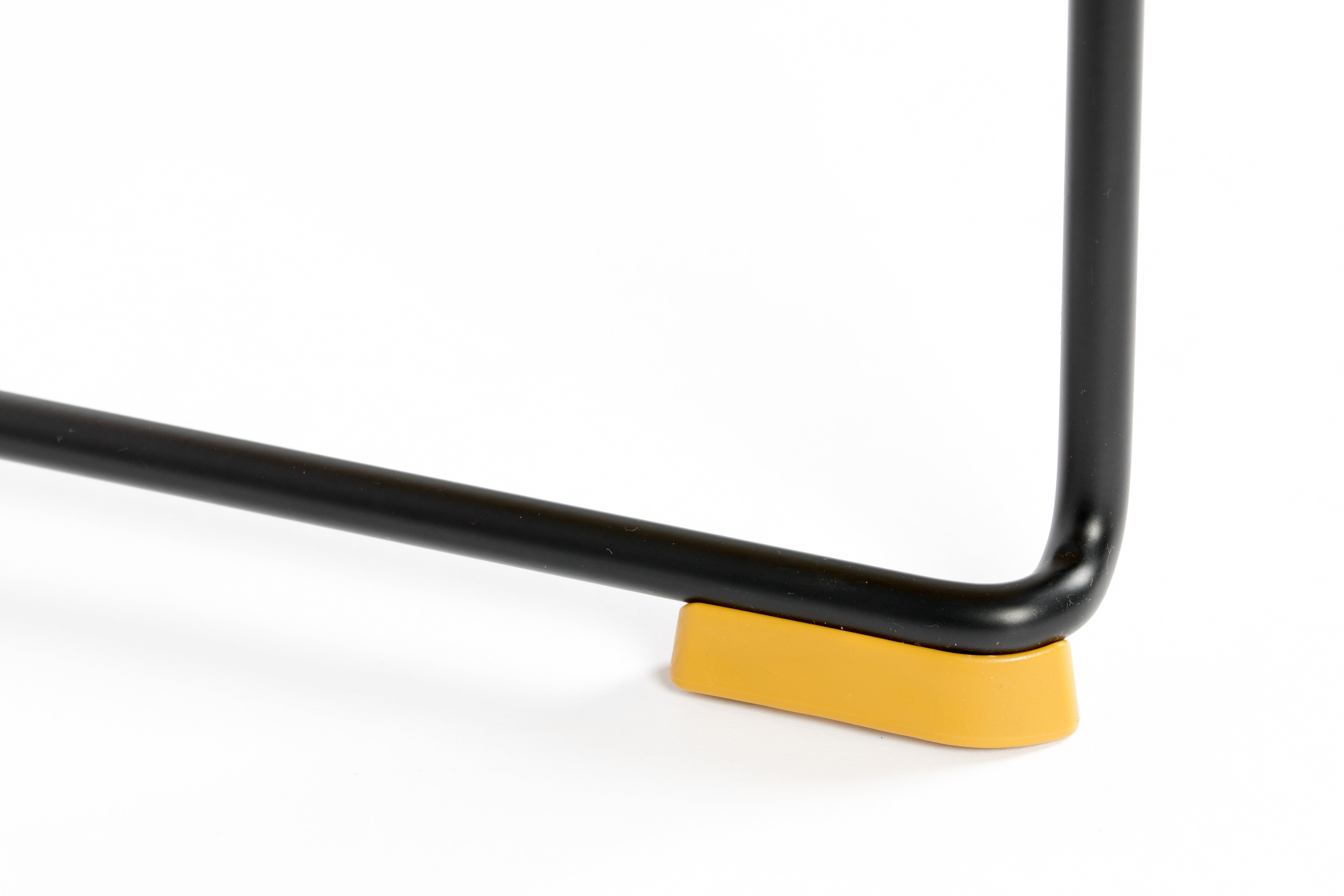 Stapel Ochra -Stuhl mit einer schwarzen Basis