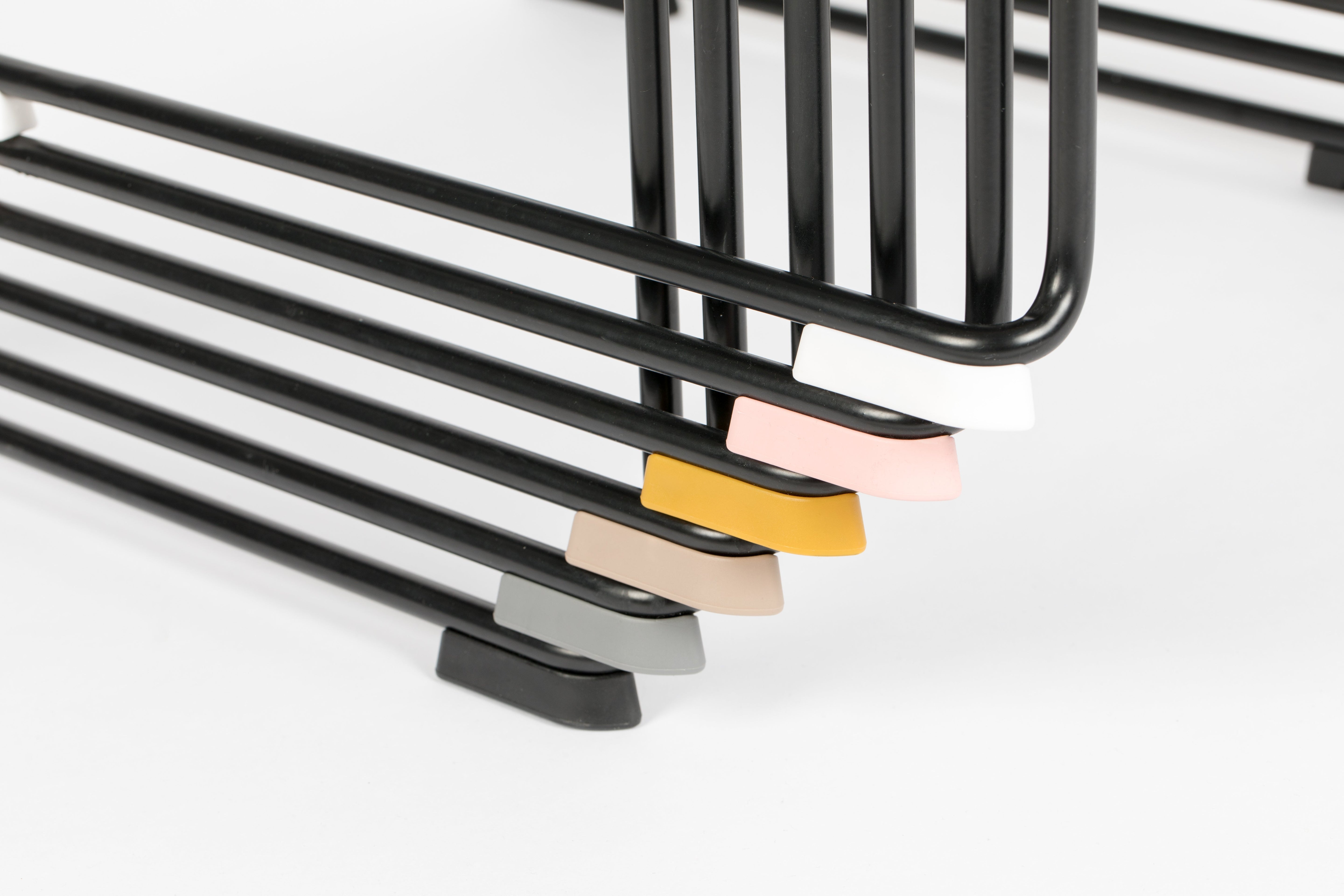 Stapel beige Stuhl mit einer schwarzen Basis