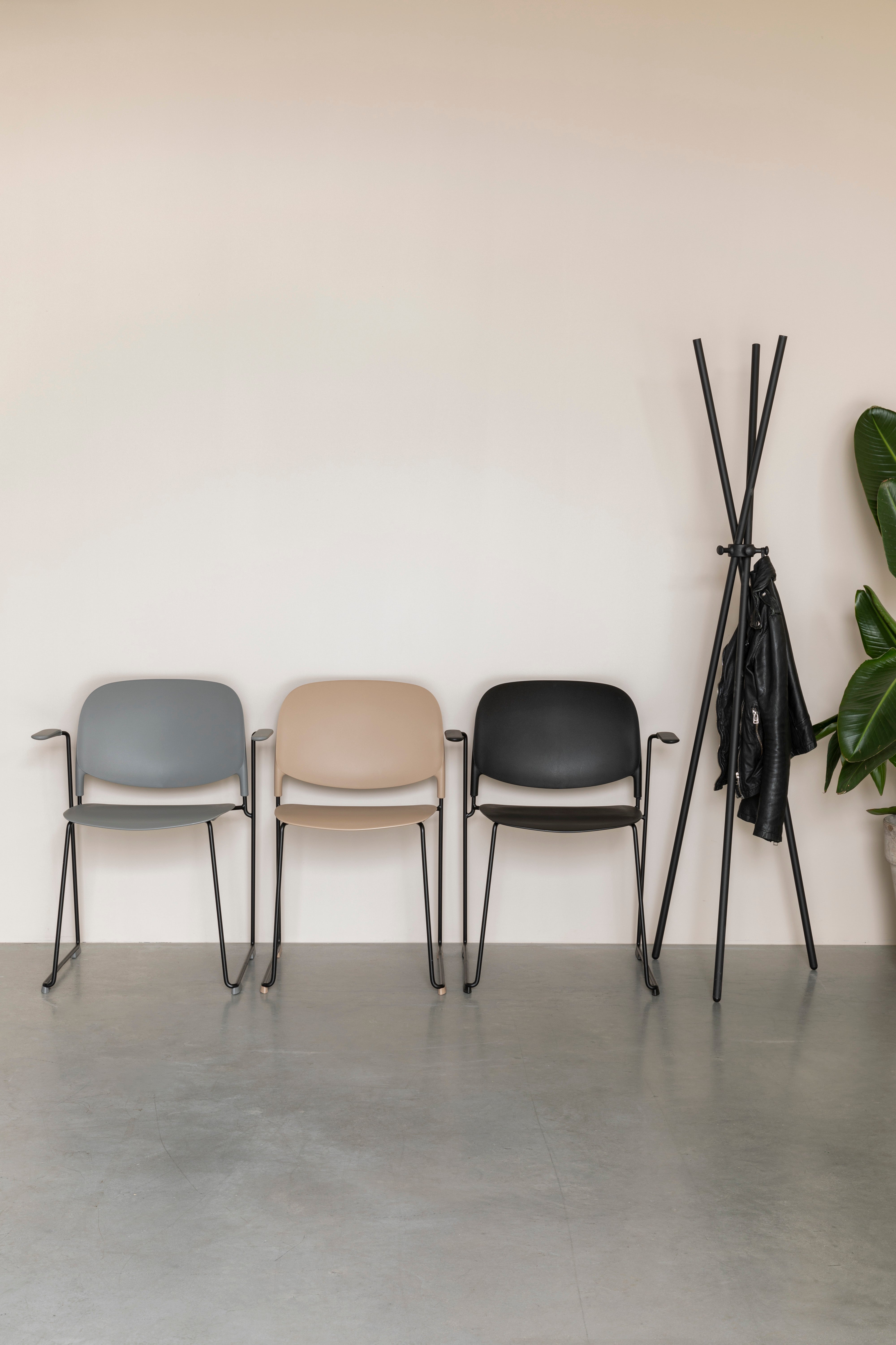 Stapel beige Stuhl mit einer schwarzen Basis