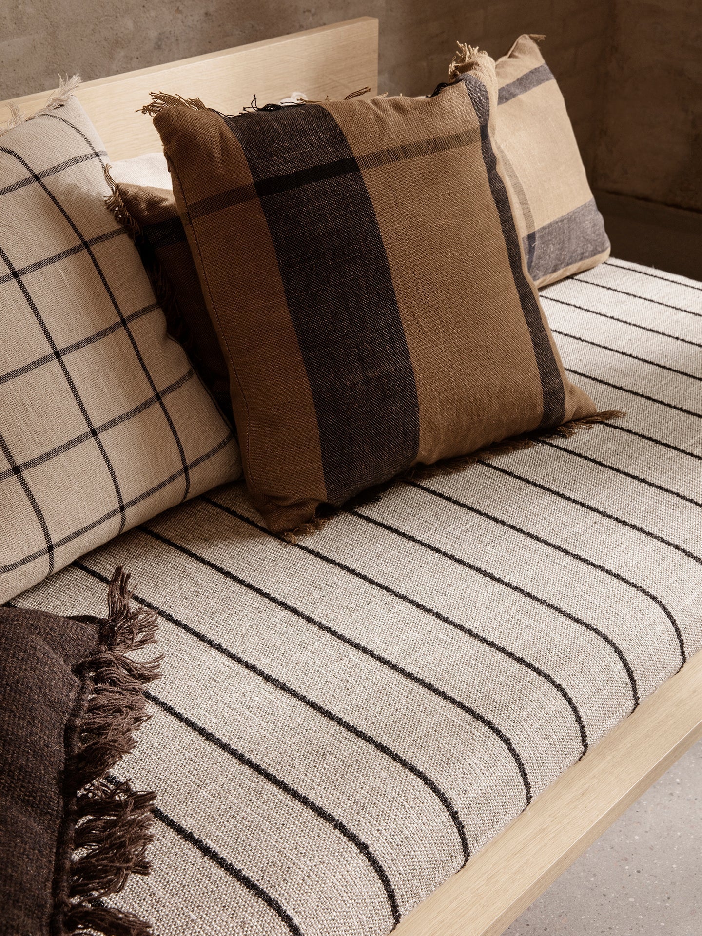 Sofa KONA drewno dębowe do salonu – ferm LIVING
