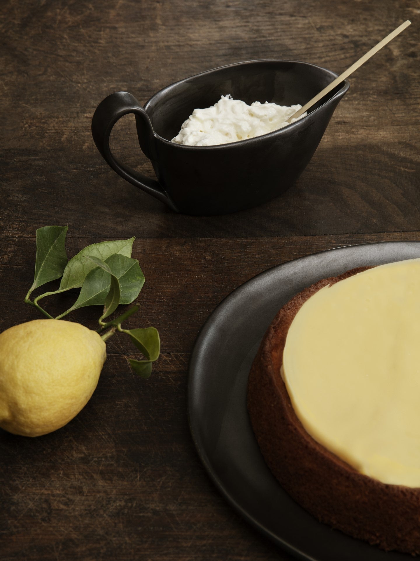 FLOW black sauce boat