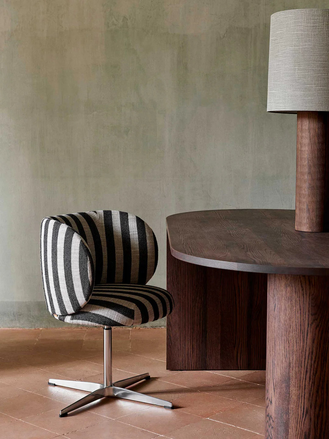 Stuhl mit Armlehnen Rico Louisiana Schwarz und Weiß mit einer schwarzen Basis