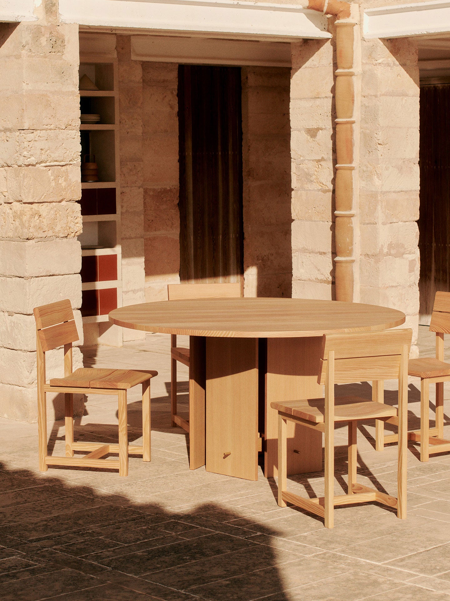 Ronde tafel AUKKO van massief dagleihout