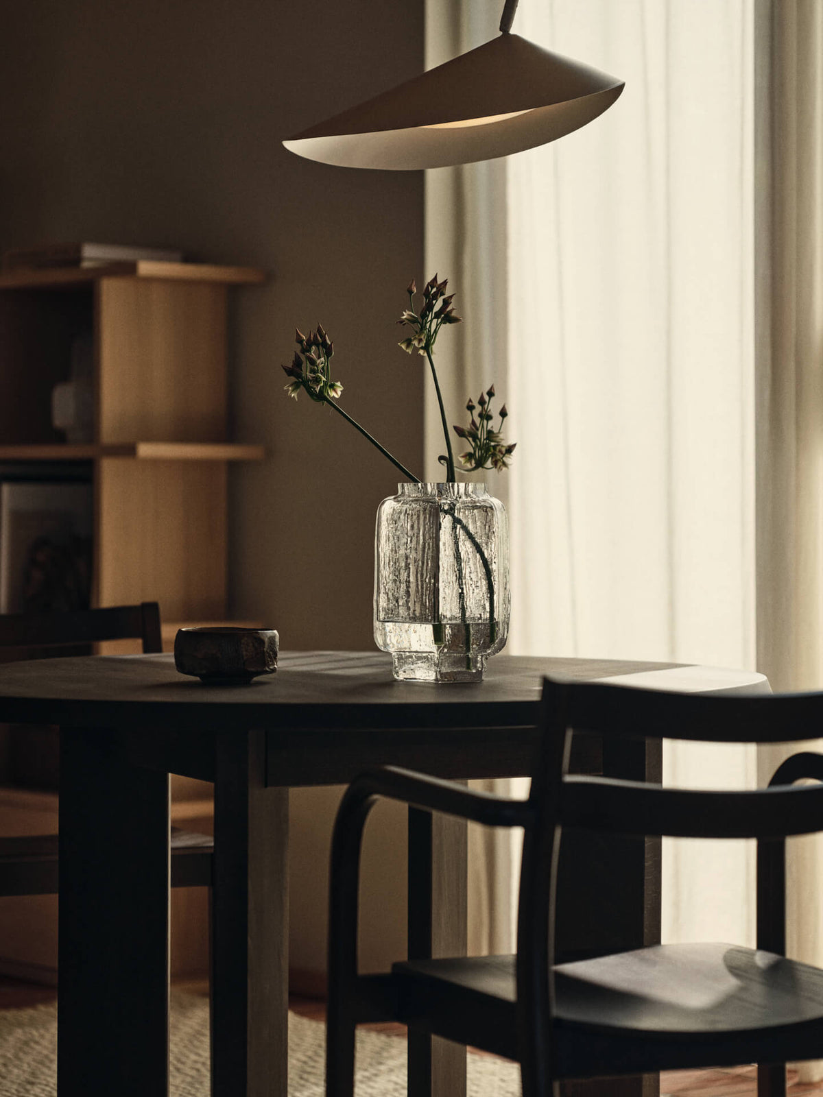 Lampa podłogowa łukowa ARUM kaszmirowy – ujęcie 3