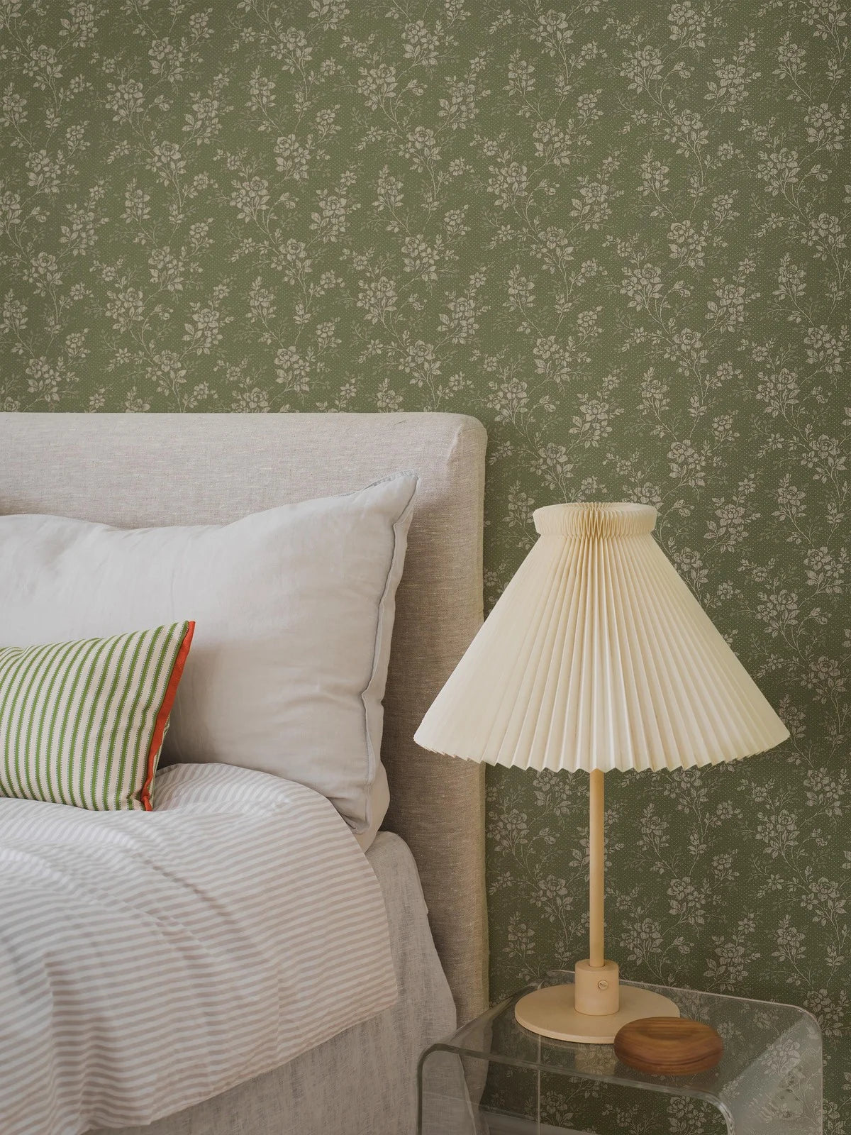 Behang met een bloemenpatroon HIP ROSE groen