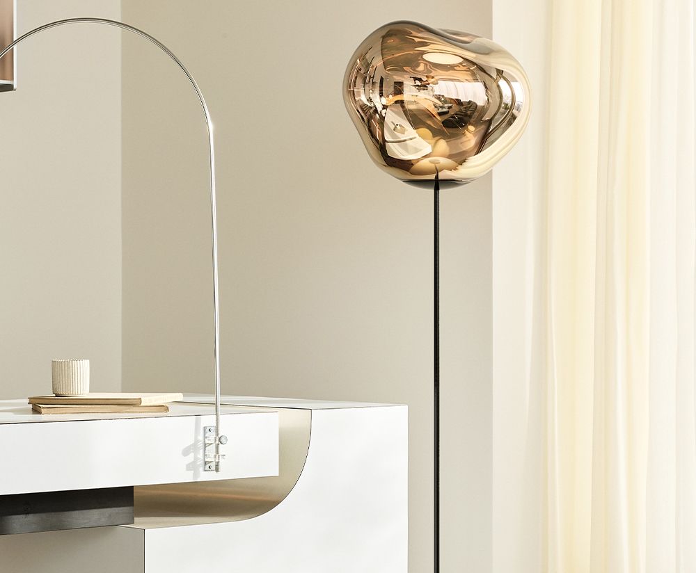 Schlanke goldene Stehlampe schmelzen
