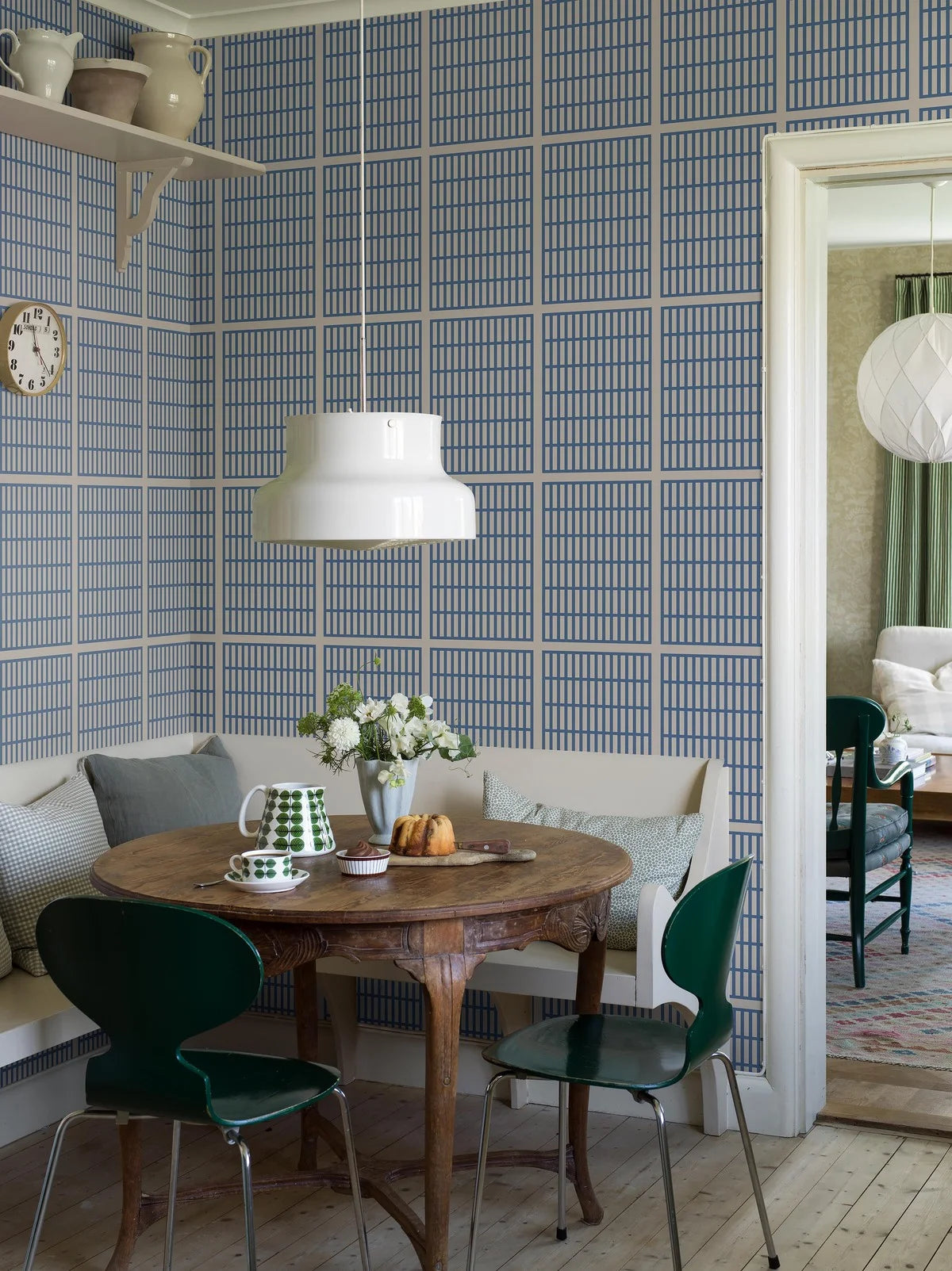 Geometrisch patroon behang ALVAR AALTO 14/6 wit met blauw