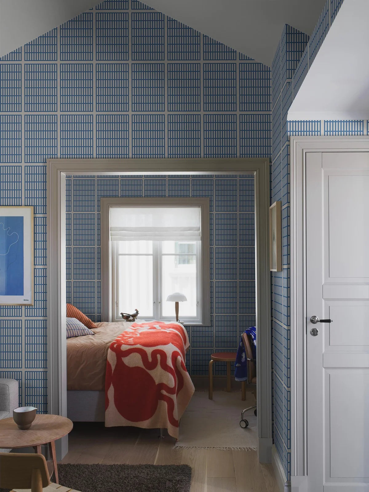 Geometrisch patroon behang ALVAR AALTO 14/6 wit met blauw