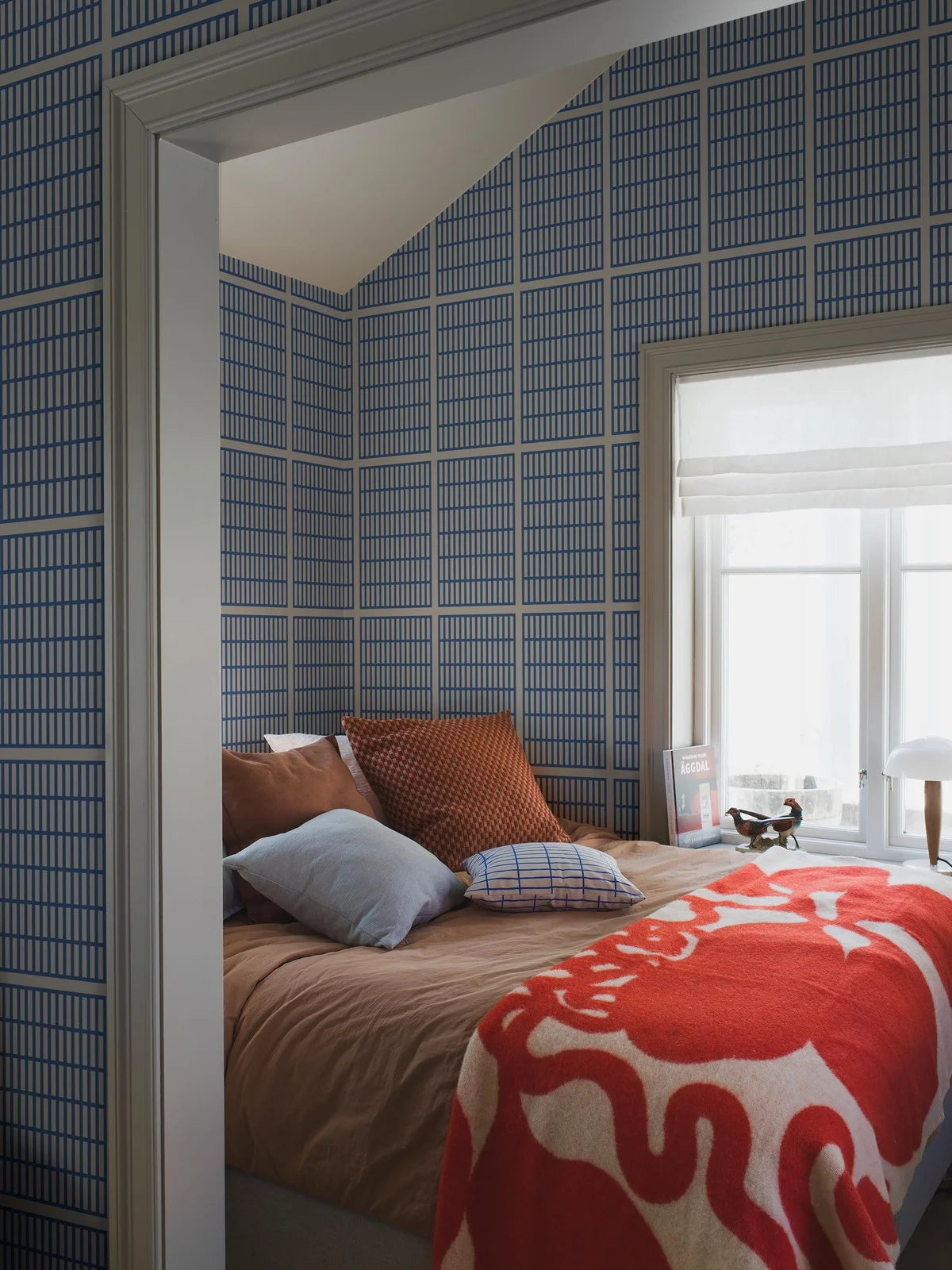 Geometrisch patroon behang ALVAR AALTO 14/6 wit met blauw