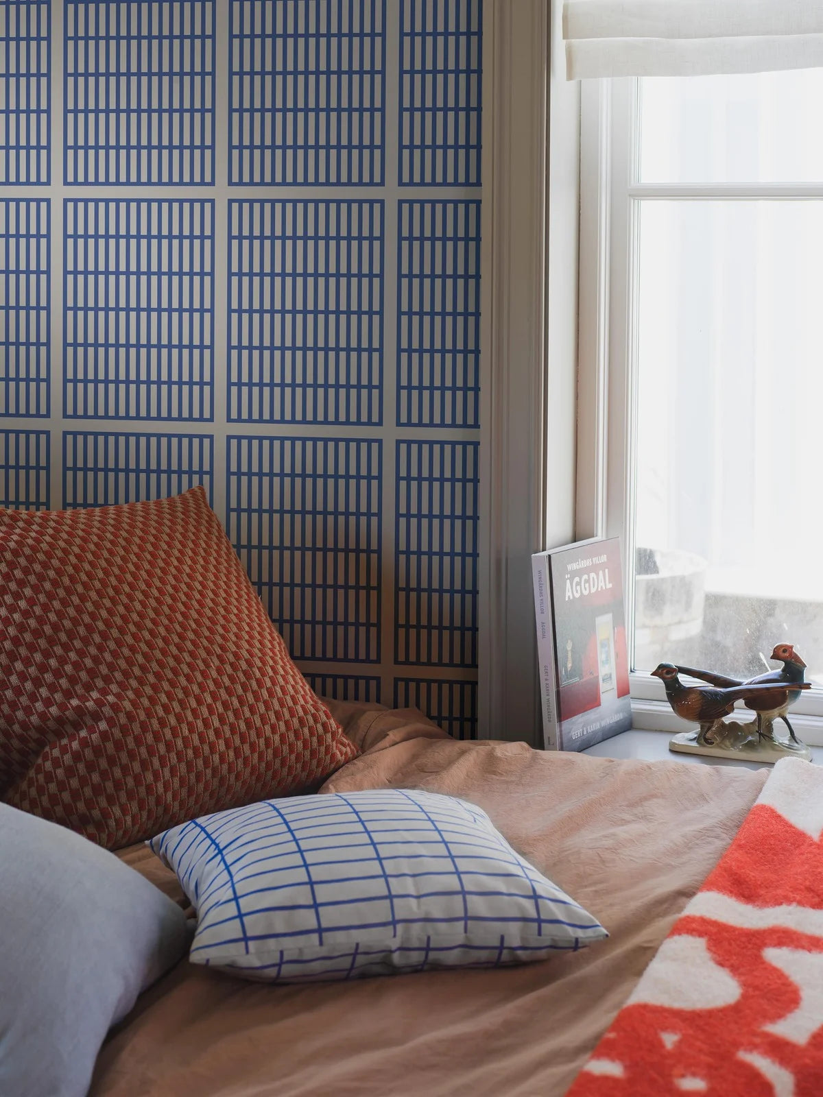 Geometrisch patroon behang ALVAR AALTO 14/6 wit met blauw