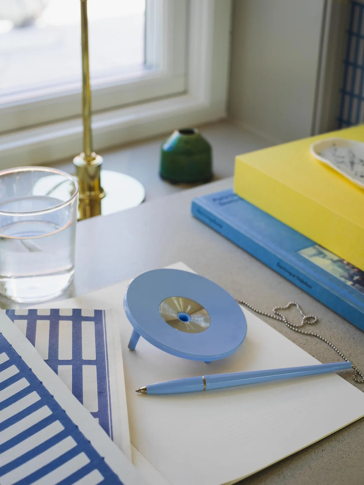 Geometrisch patroon behang ALVAR AALTO 14/6 wit met blauw