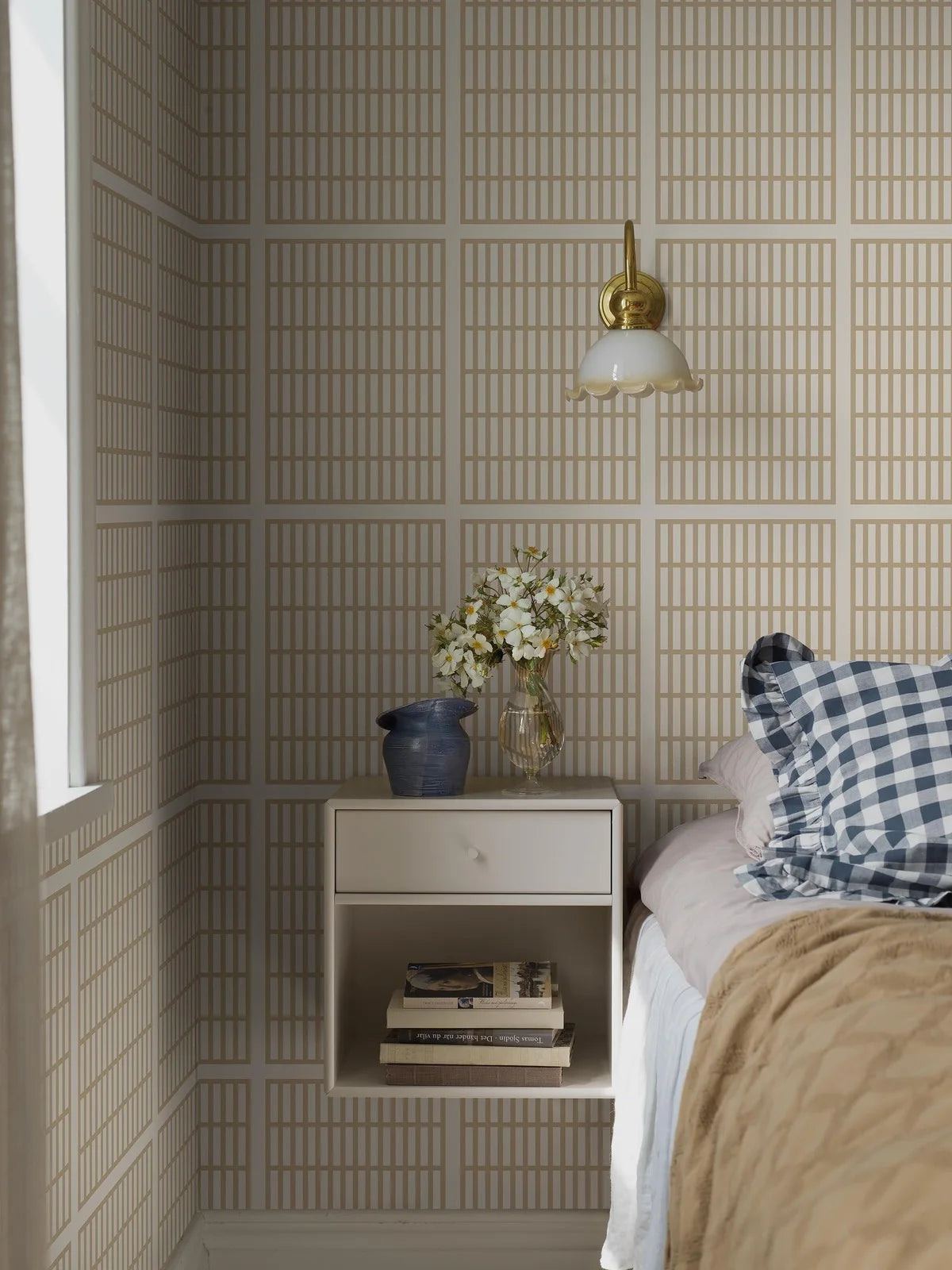 Beige behang met geometrisch patroon ALVAR AALTO 14/6 met wit