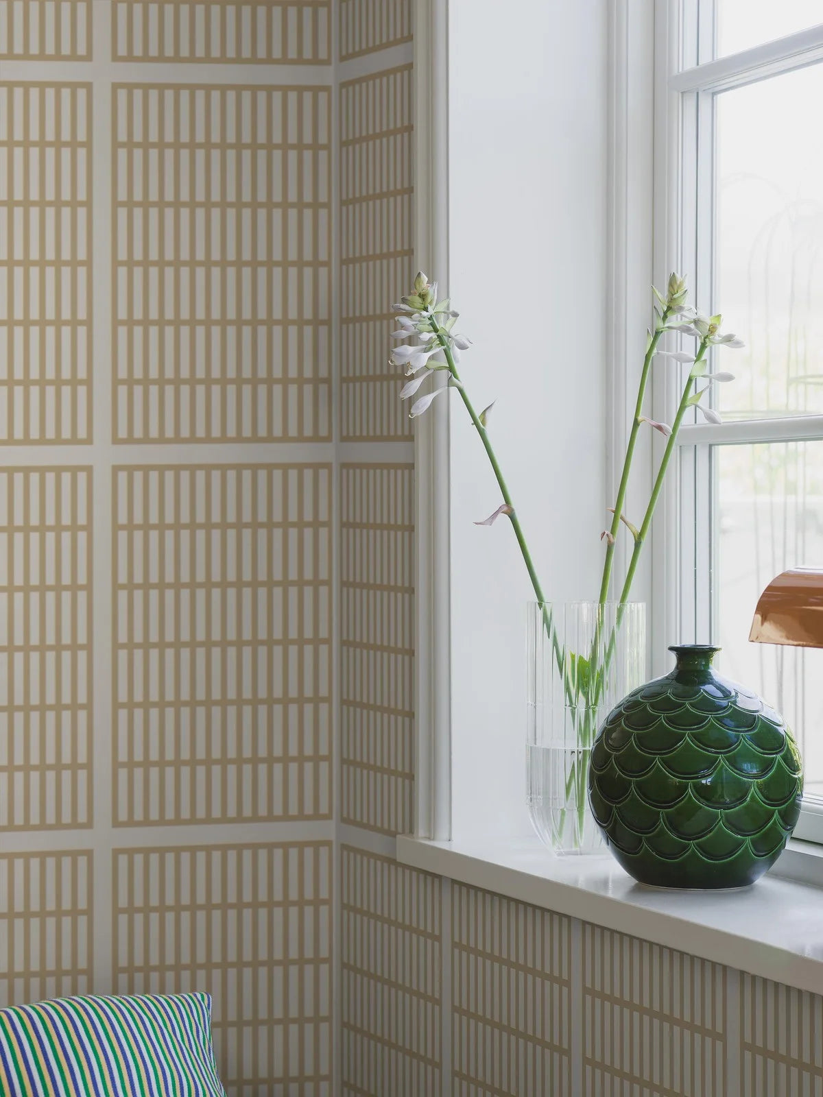 Beige behang met geometrisch patroon ALVAR AALTO 14/6 met wit