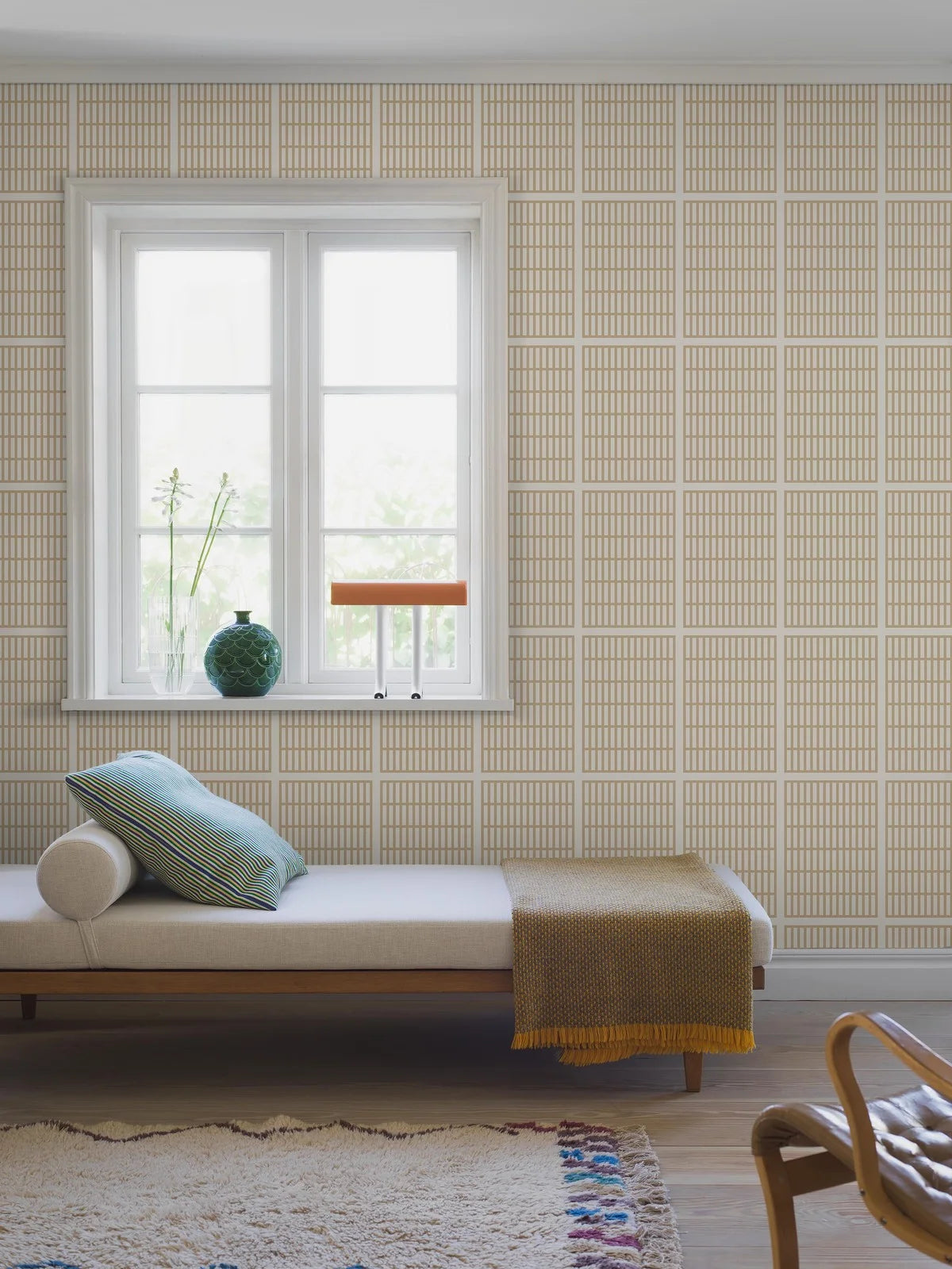 Beige behang met geometrisch patroon ALVAR AALTO 14/6 met wit