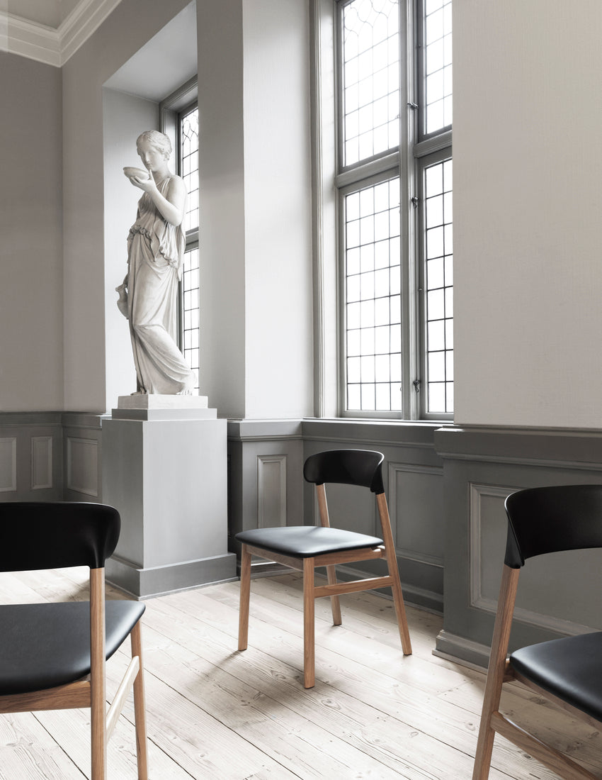 Herit black chair with a natural oak base