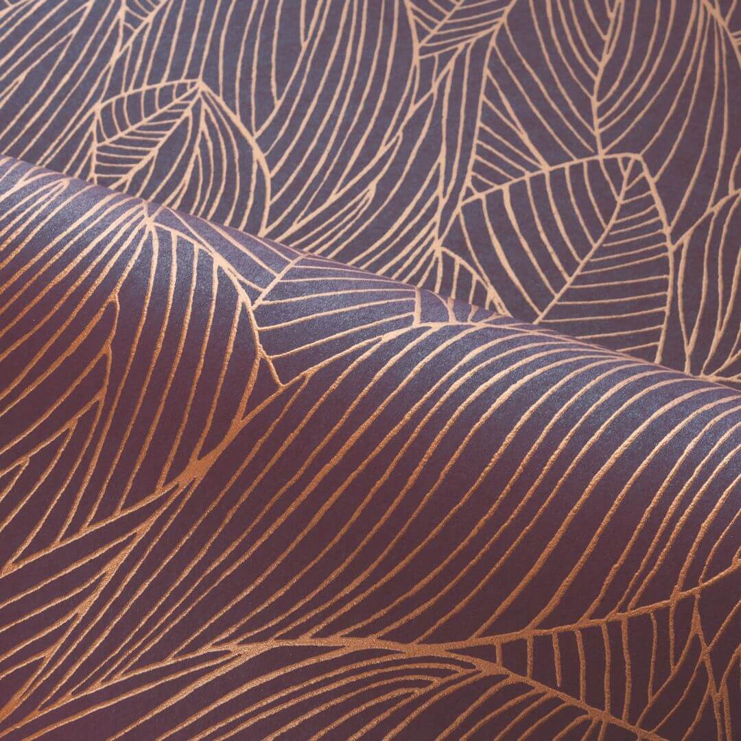 Wallpaper with a plant leaf motif and metallic effect HOSTA - PURPLE/BRONZE in purple with copper