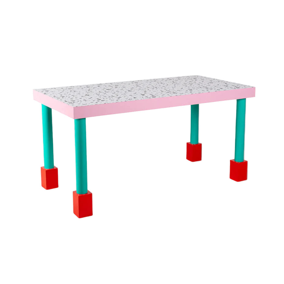 Tisch SUPERTABLE TERRAZZO rosa mit türkisfarbenem Akzent