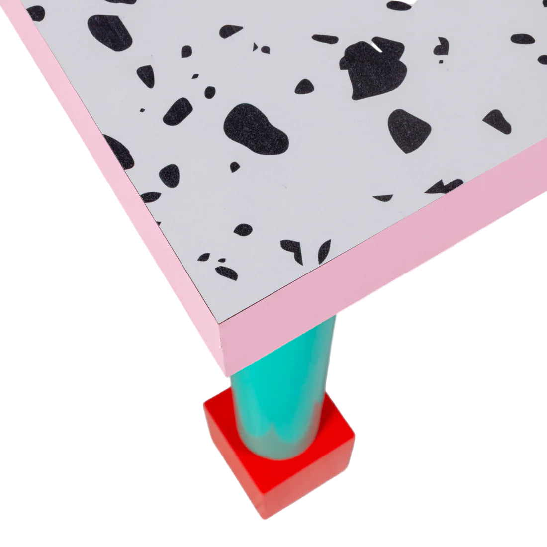Tisch SUPERTABLE TERRAZZO rosa mit türkisfarbenem Akzent