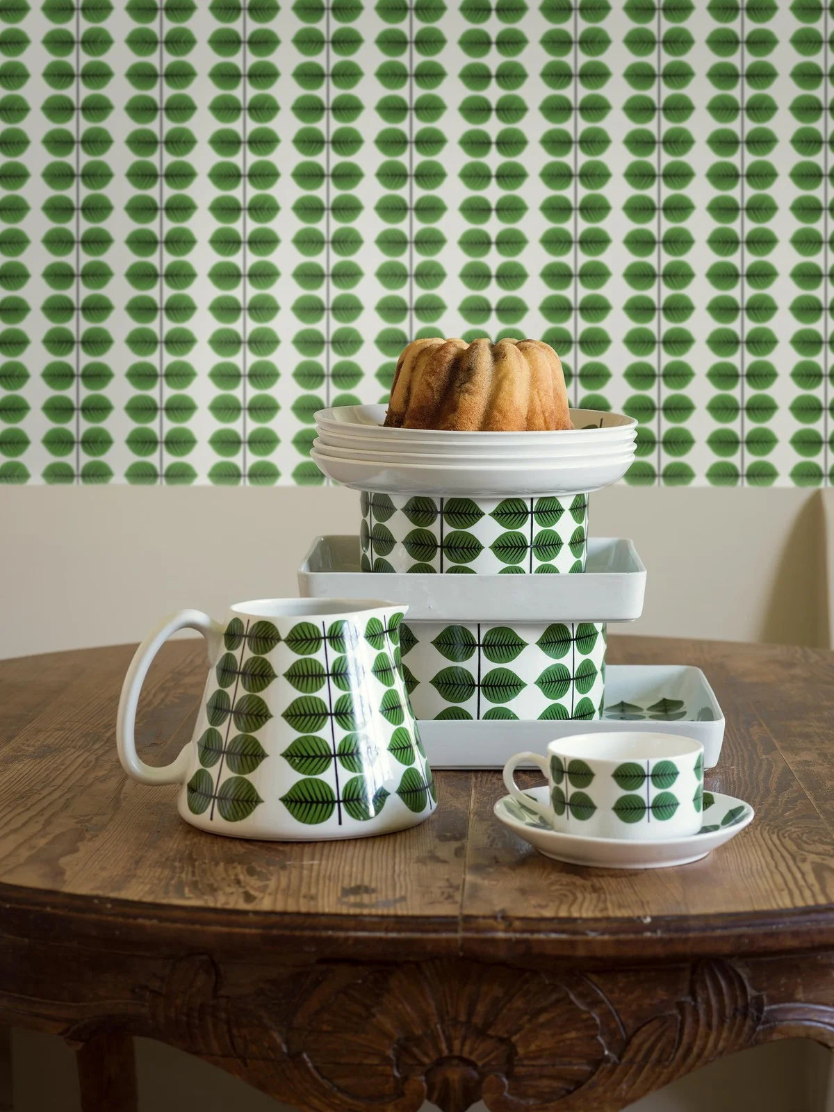 Tapete mit pflanzlichem Blattmuster BERSÅ weiß mit Gelb