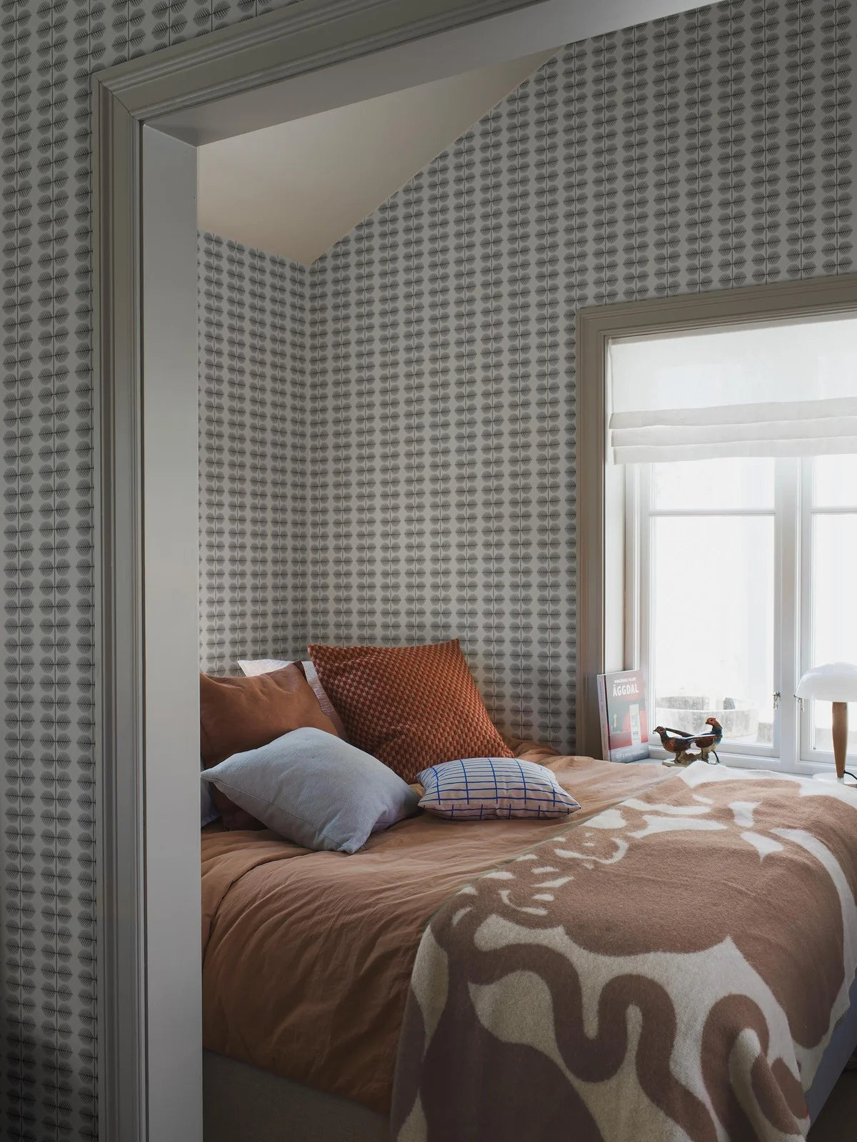 Wallpaper with a plant leaf pattern BERSÅ white with gray