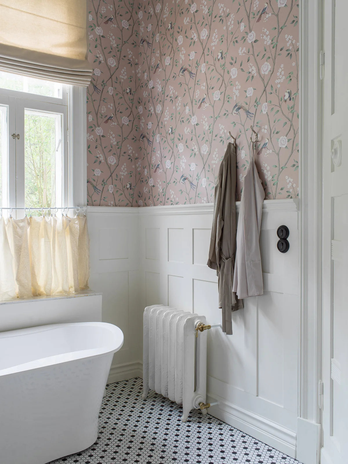 Vliesbehang met plantenmotief PARADISE BIRDS roze met wit