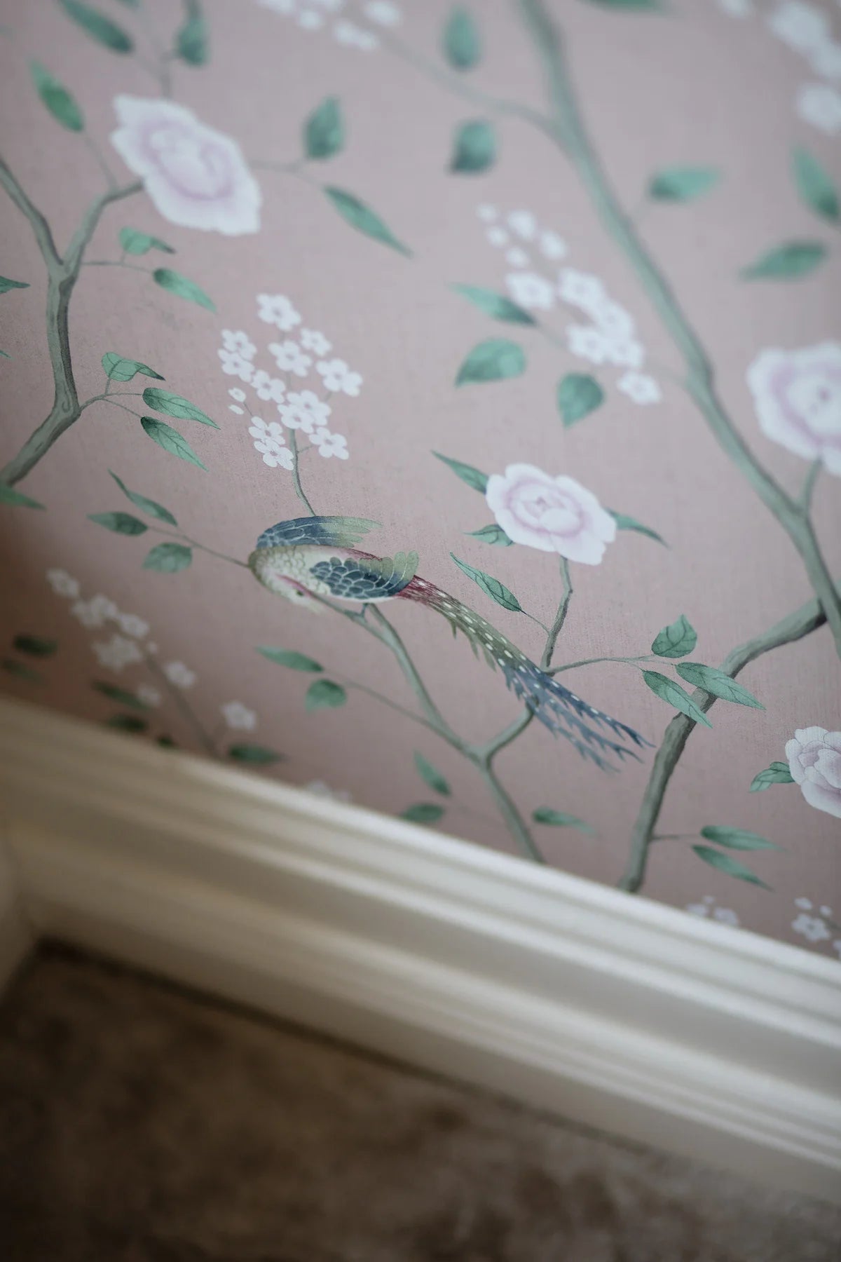 Vliesbehang met plantenmotief PARADISE BIRDS roze met wit