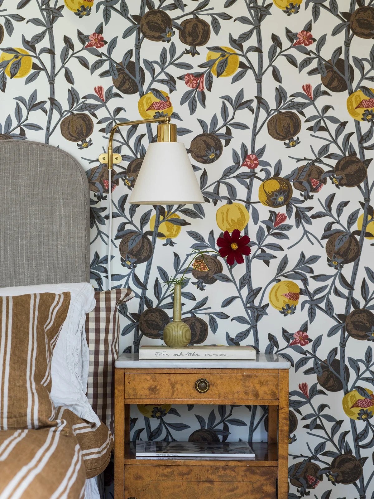 Tapete mit pflanzlichem Muster von Granatapfel, weiß mit braun