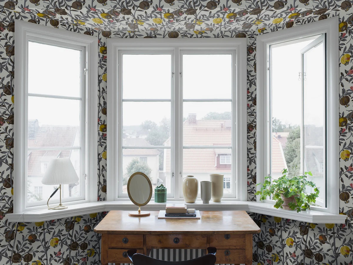 Tapete mit pflanzlichem Muster von Granatapfel, weiß mit braun