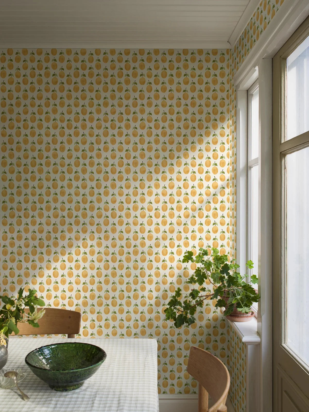 Witte behang met plantmotief van PRUNUS met gele vruchten