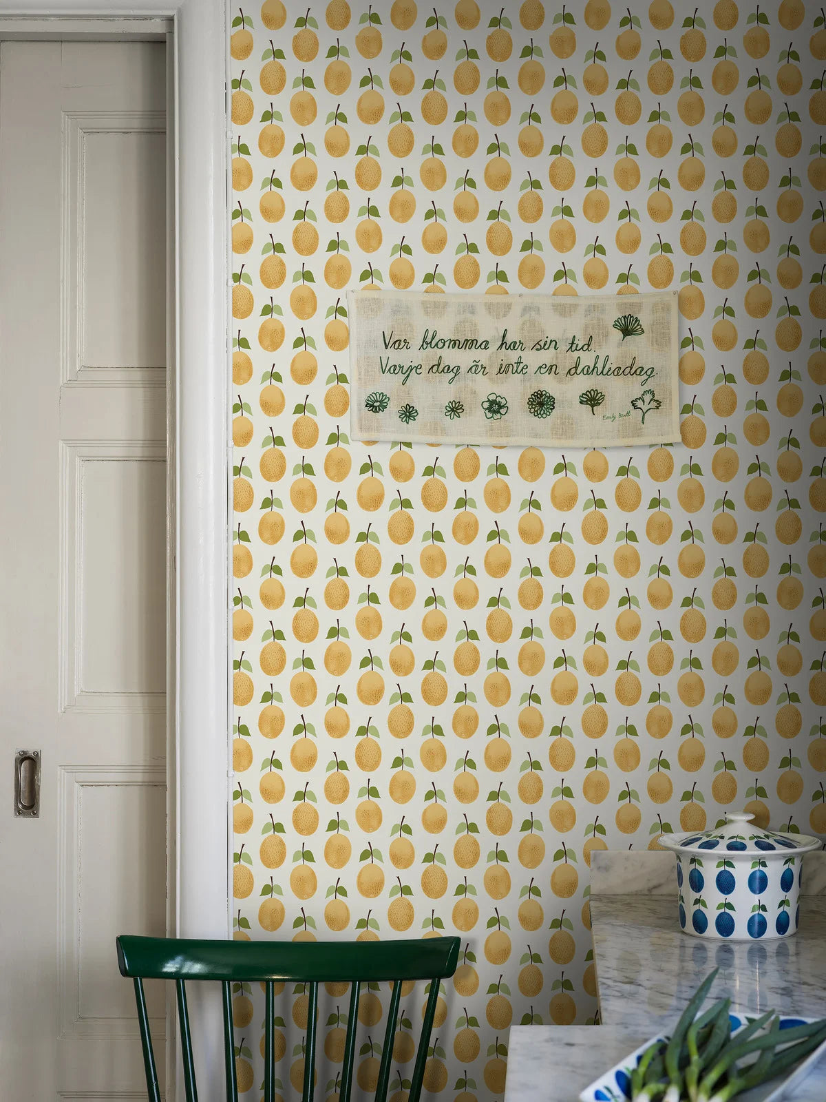 Witte behang met plantmotief van PRUNUS met gele vruchten
