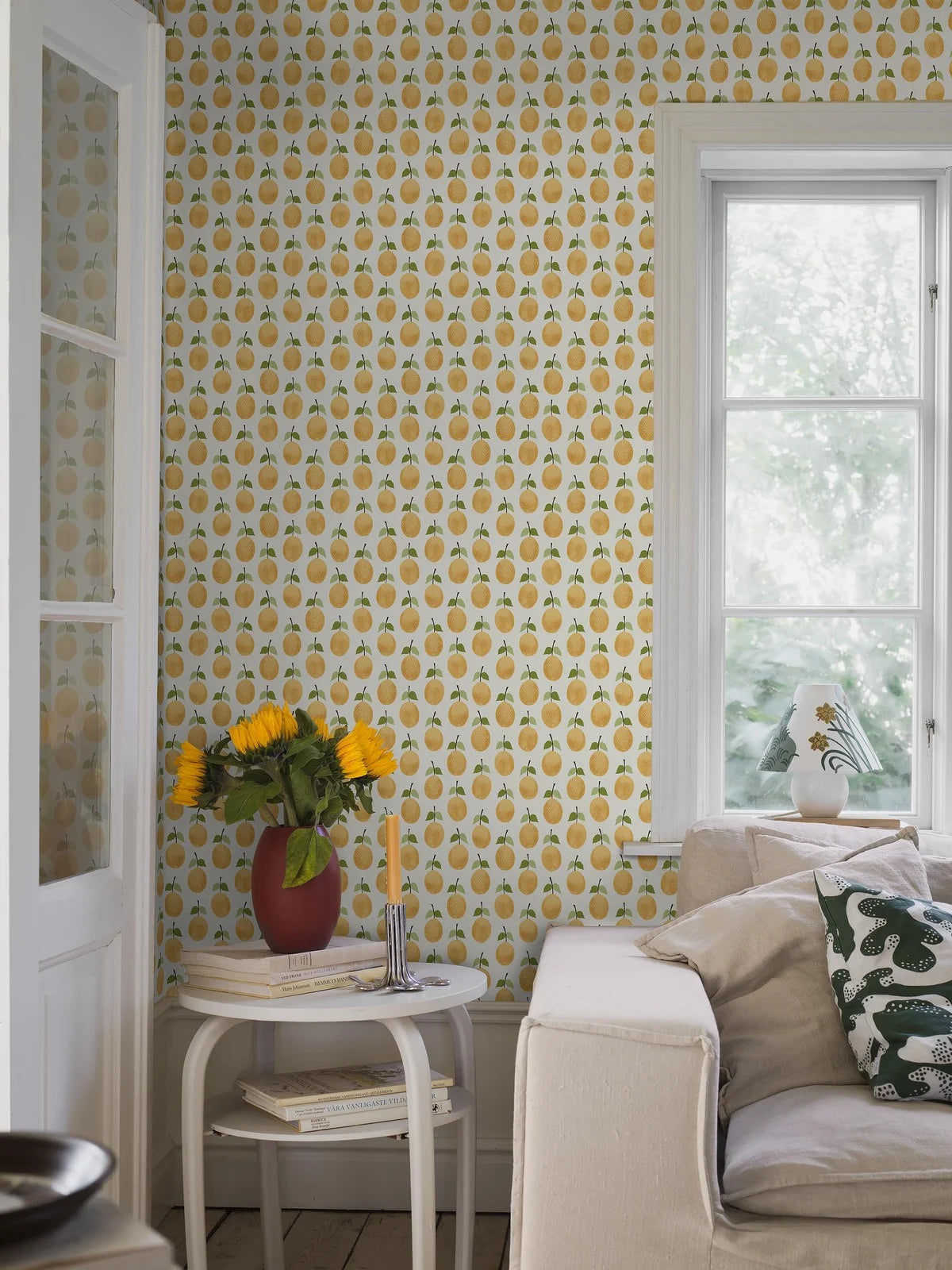 Witte behang met plantmotief van PRUNUS met gele vruchten