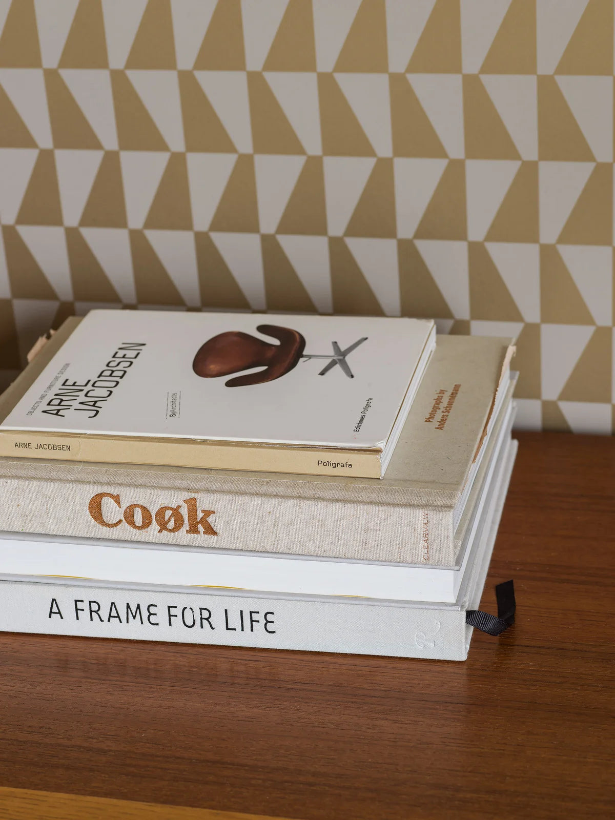 Vlies-Tapete mit geometrischem TRAPEZ-Muster in Beige mit Gold