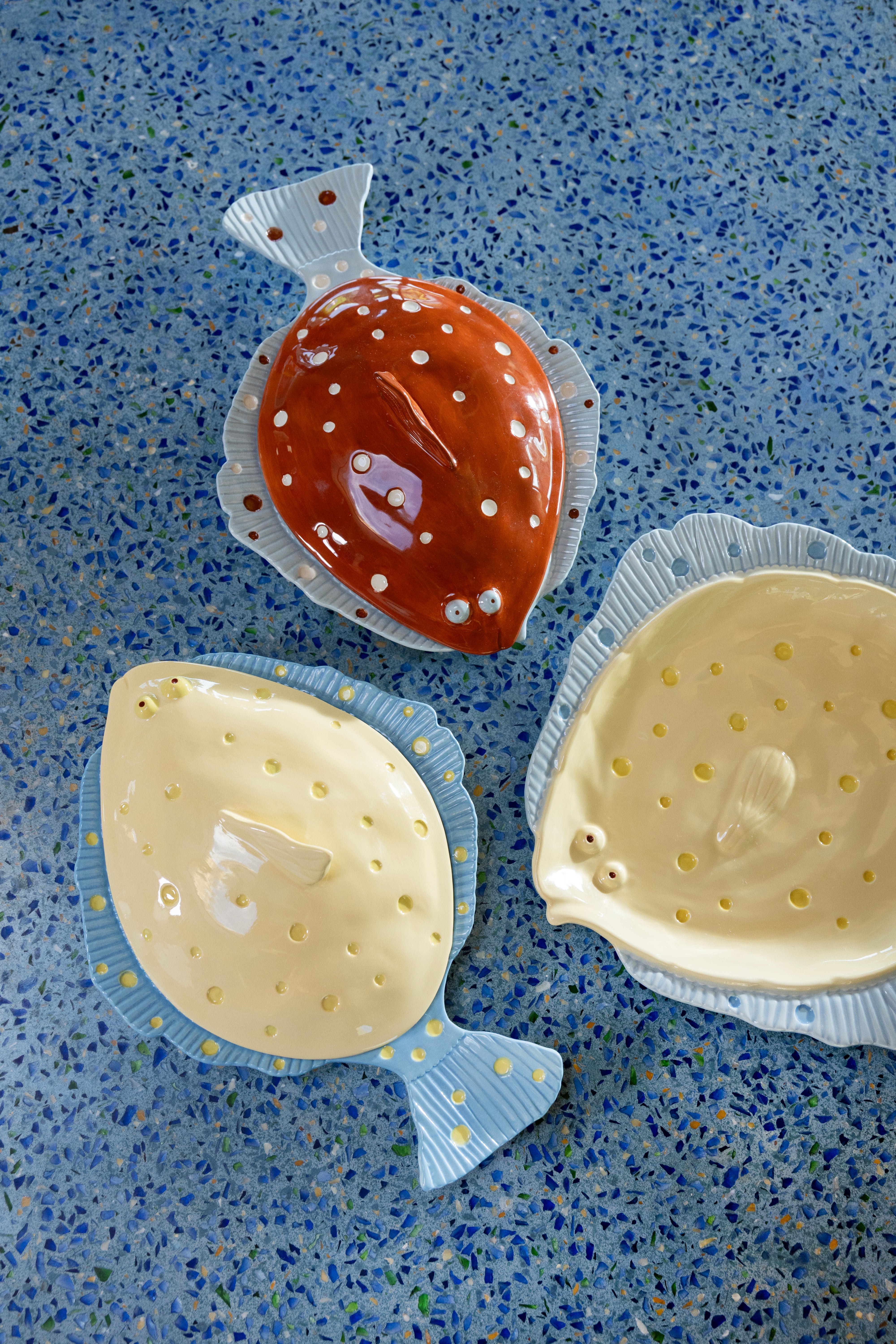 Brauner Teller mit Deckel PLAICE in Blau und Weiß