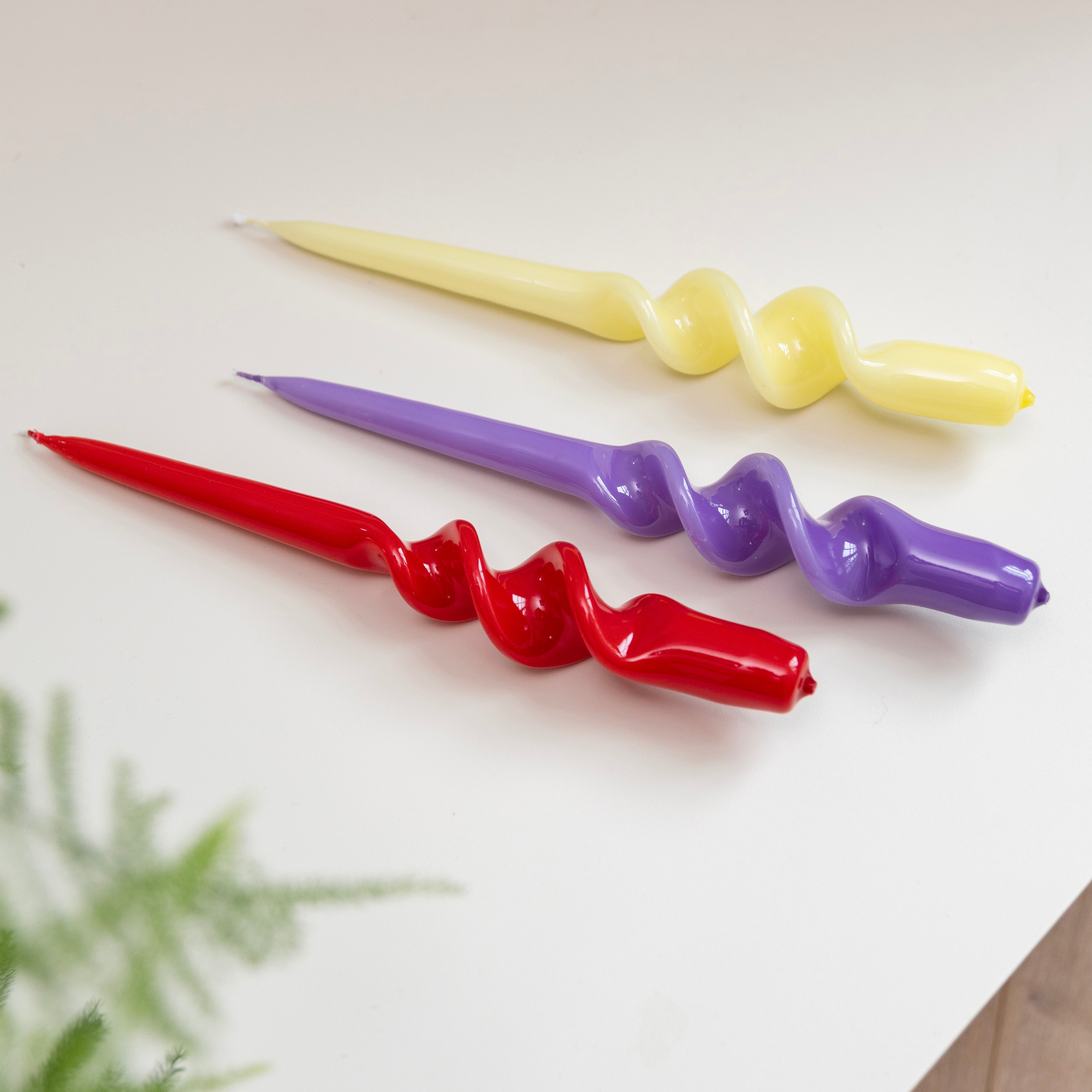 Set von Kerzen ALPHA SUNSET lila mit rot und gelb