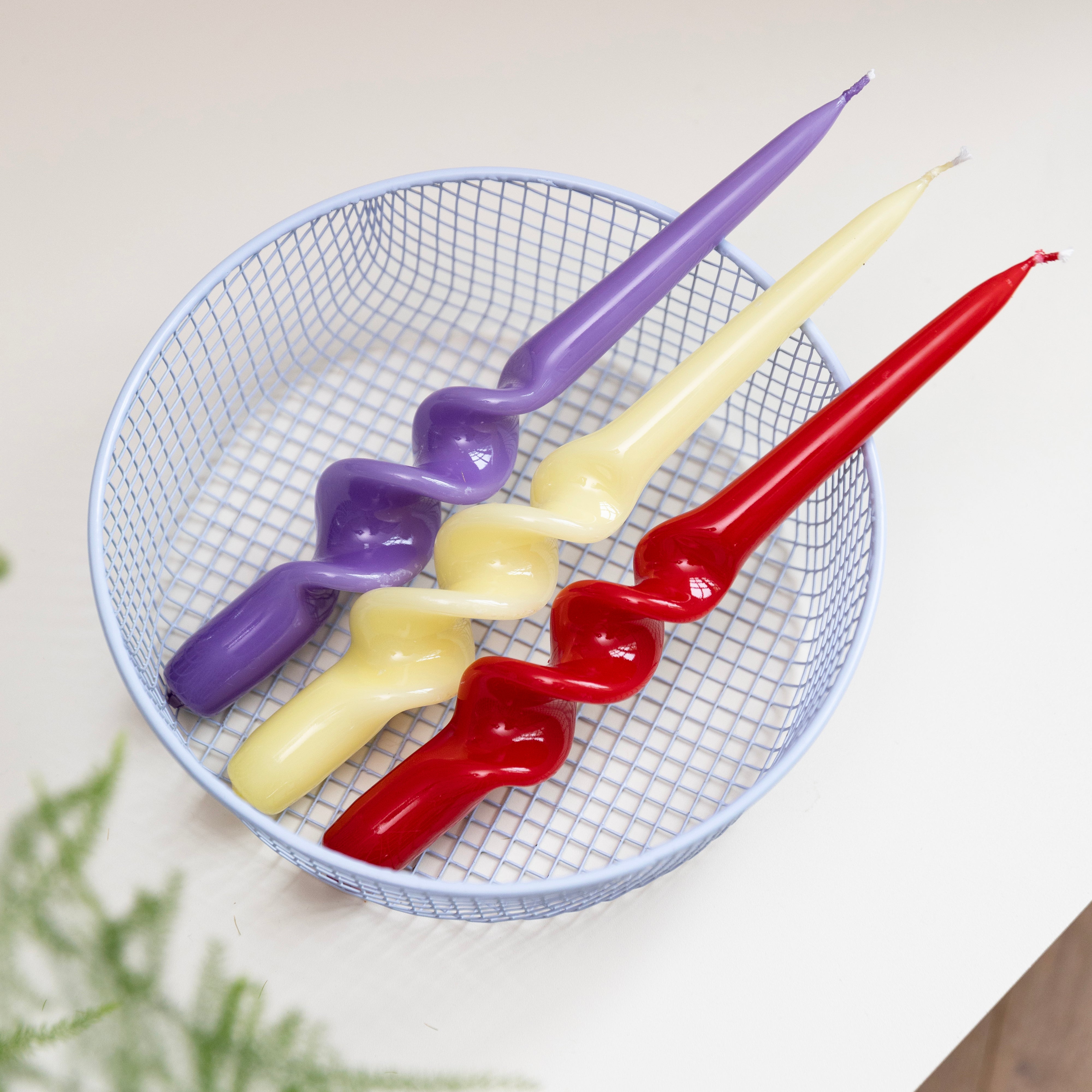 Set von Kerzen ALPHA SUNSET lila mit rot und gelb