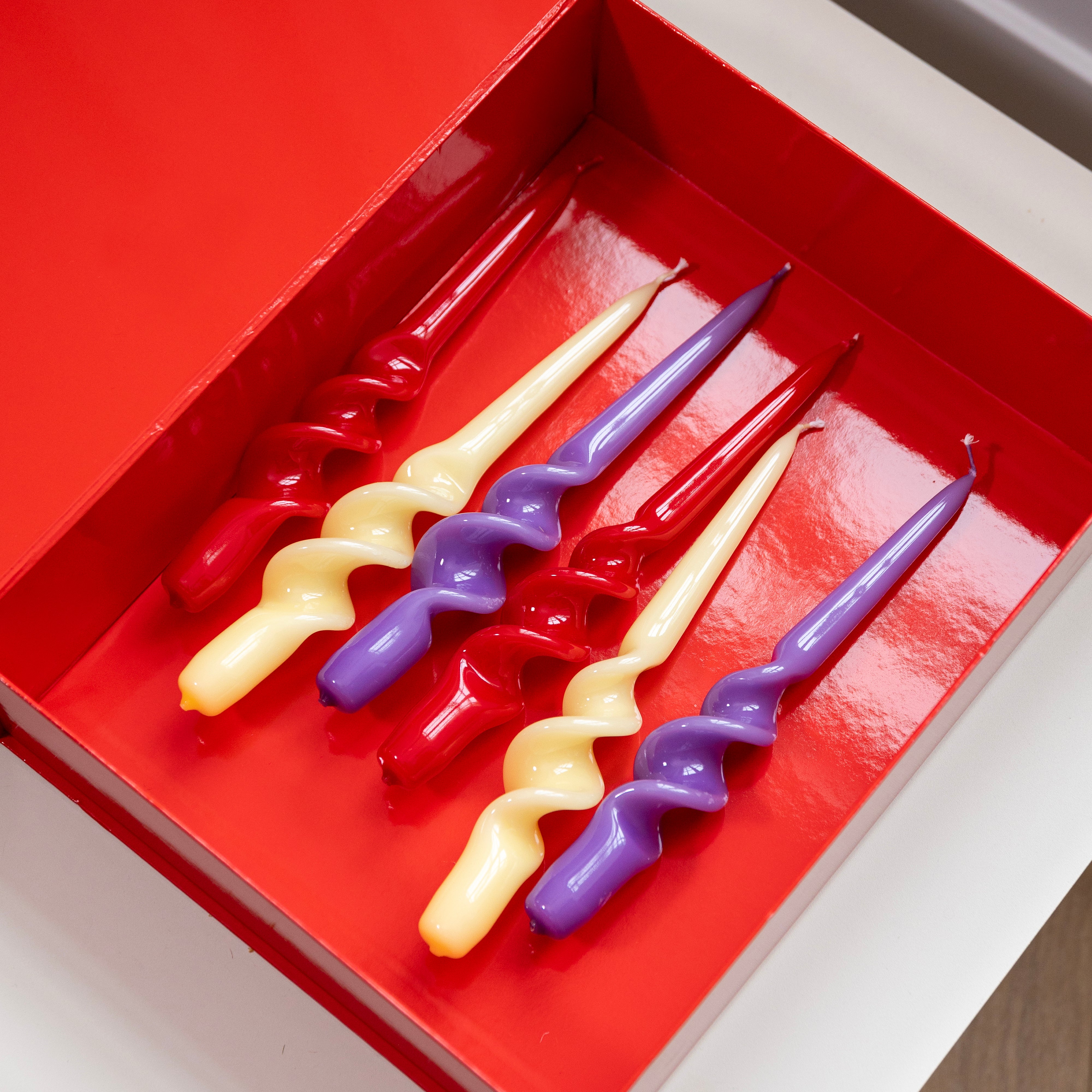 Set von Kerzen ALPHA SUNSET lila mit rot und gelb