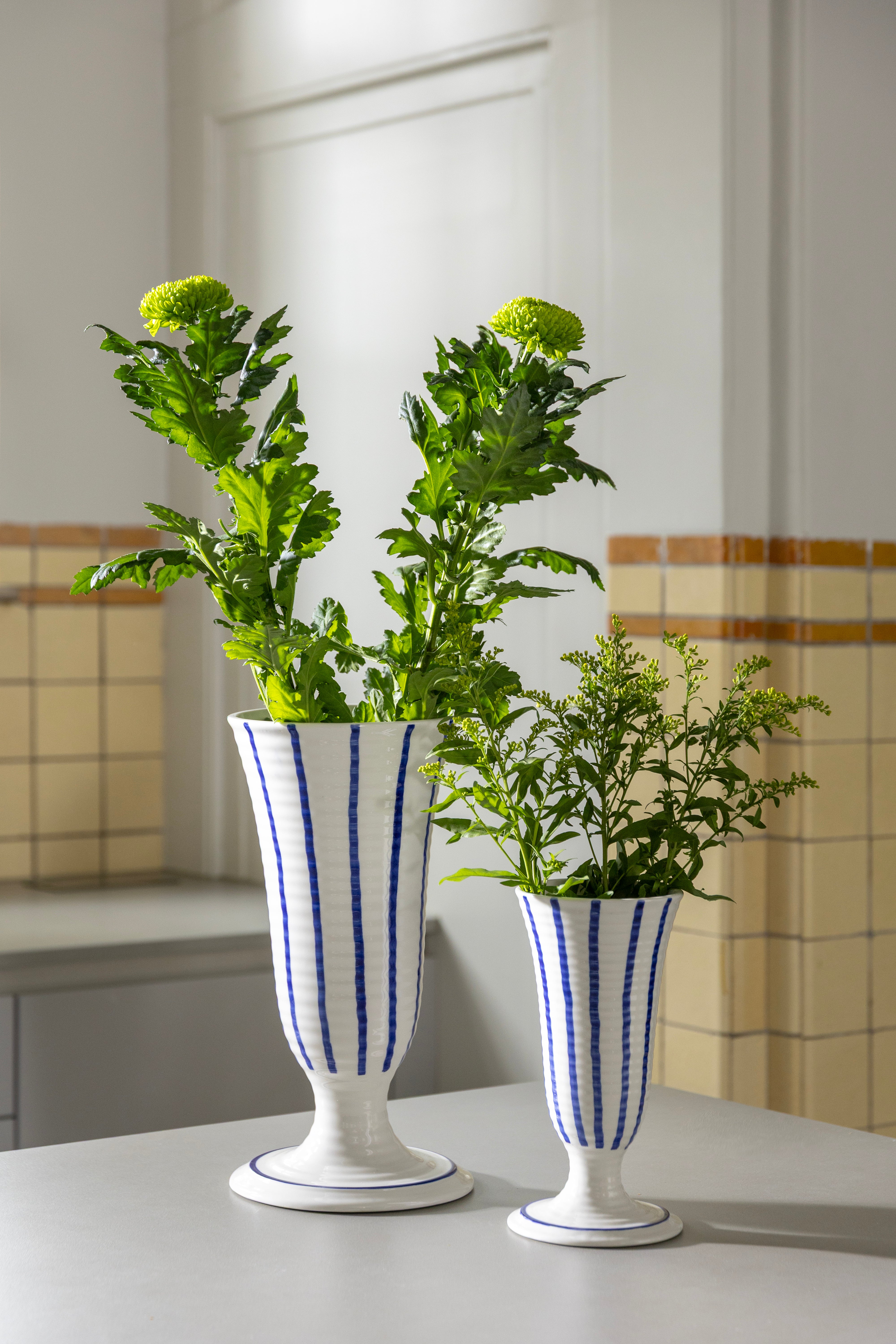 Wazon ANOUK LILIUM biały z niebieskim, marka &k Amsterdam